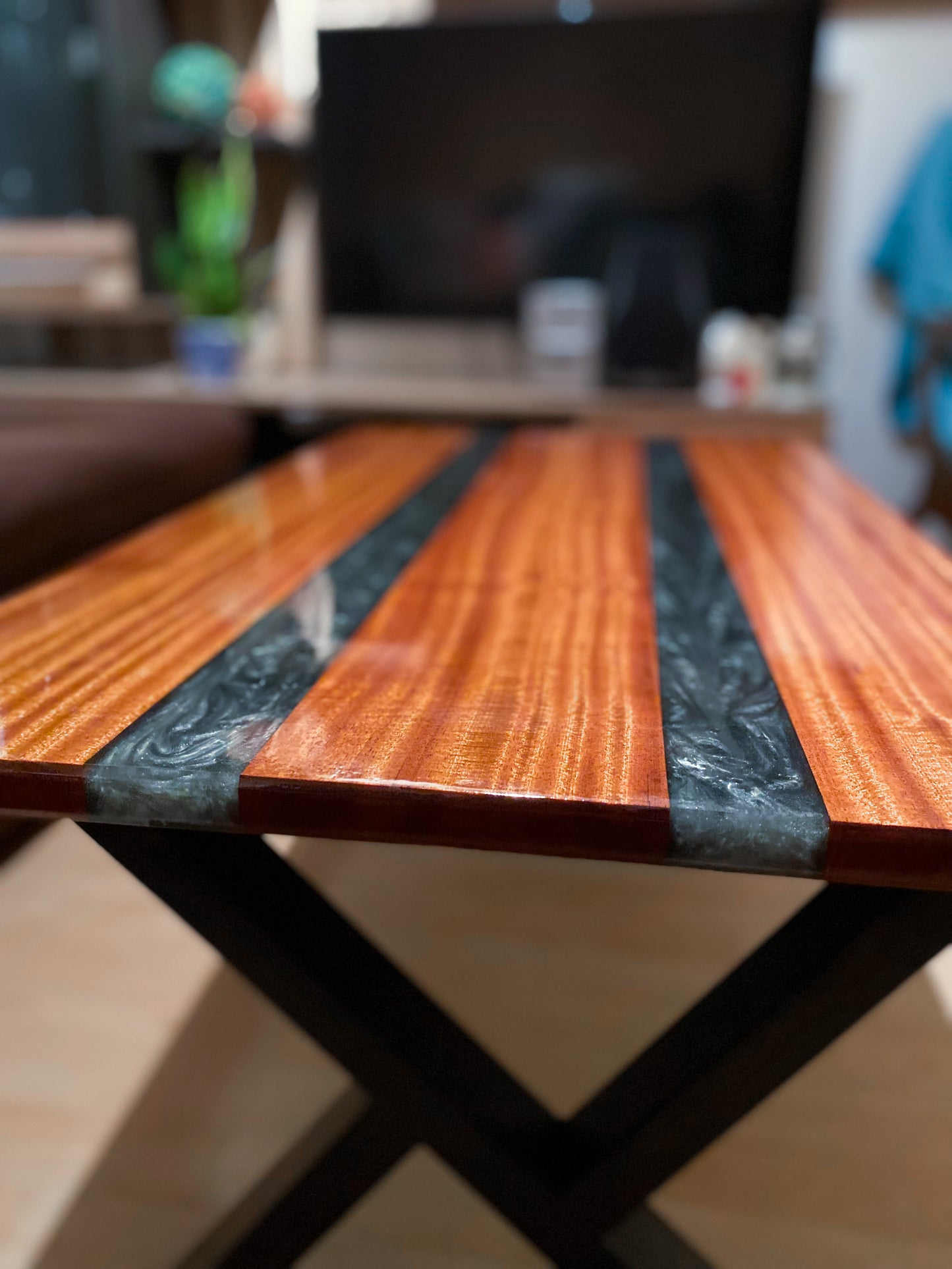 Couchtisch aus Epoxidharz und Mahagoni Holz