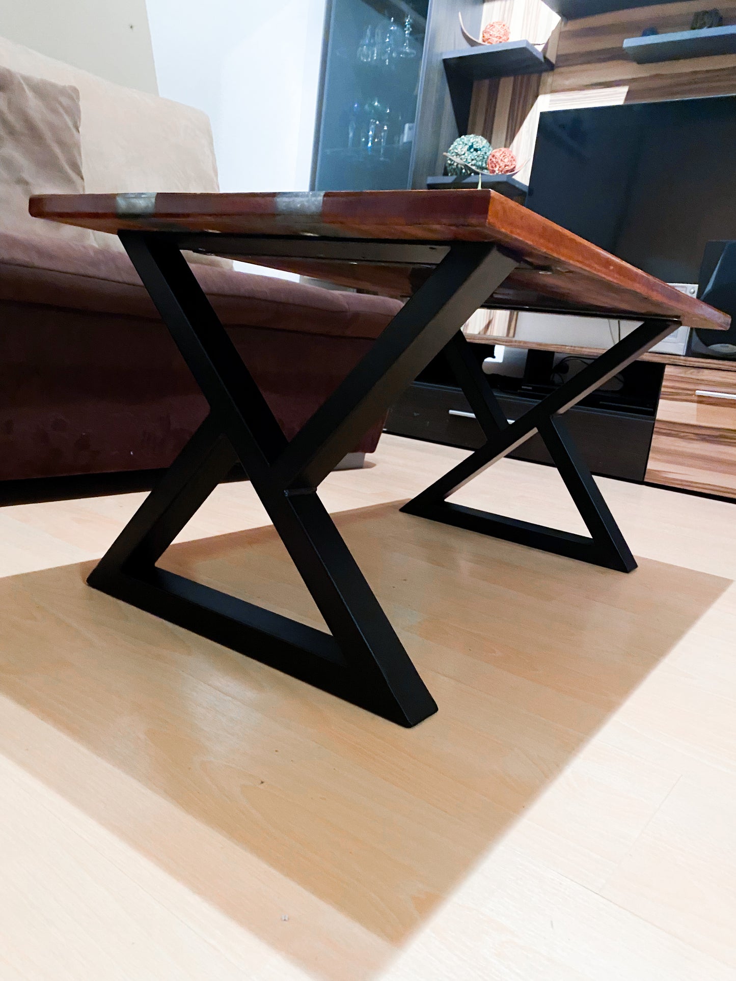 Couchtisch aus Epoxidharz und Mahagoni Holz
