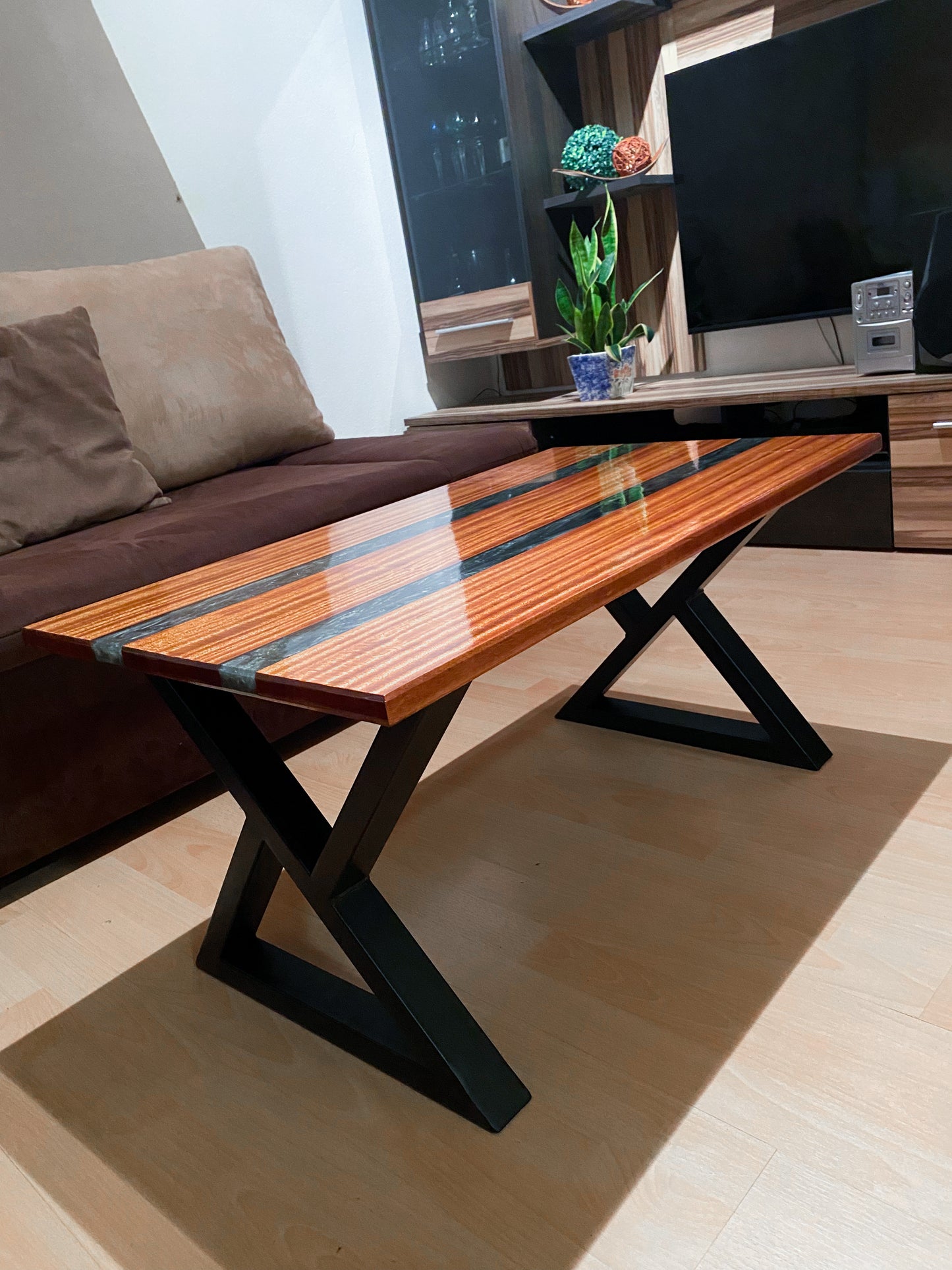 Couchtisch aus Epoxidharz und Mahagoni Holz