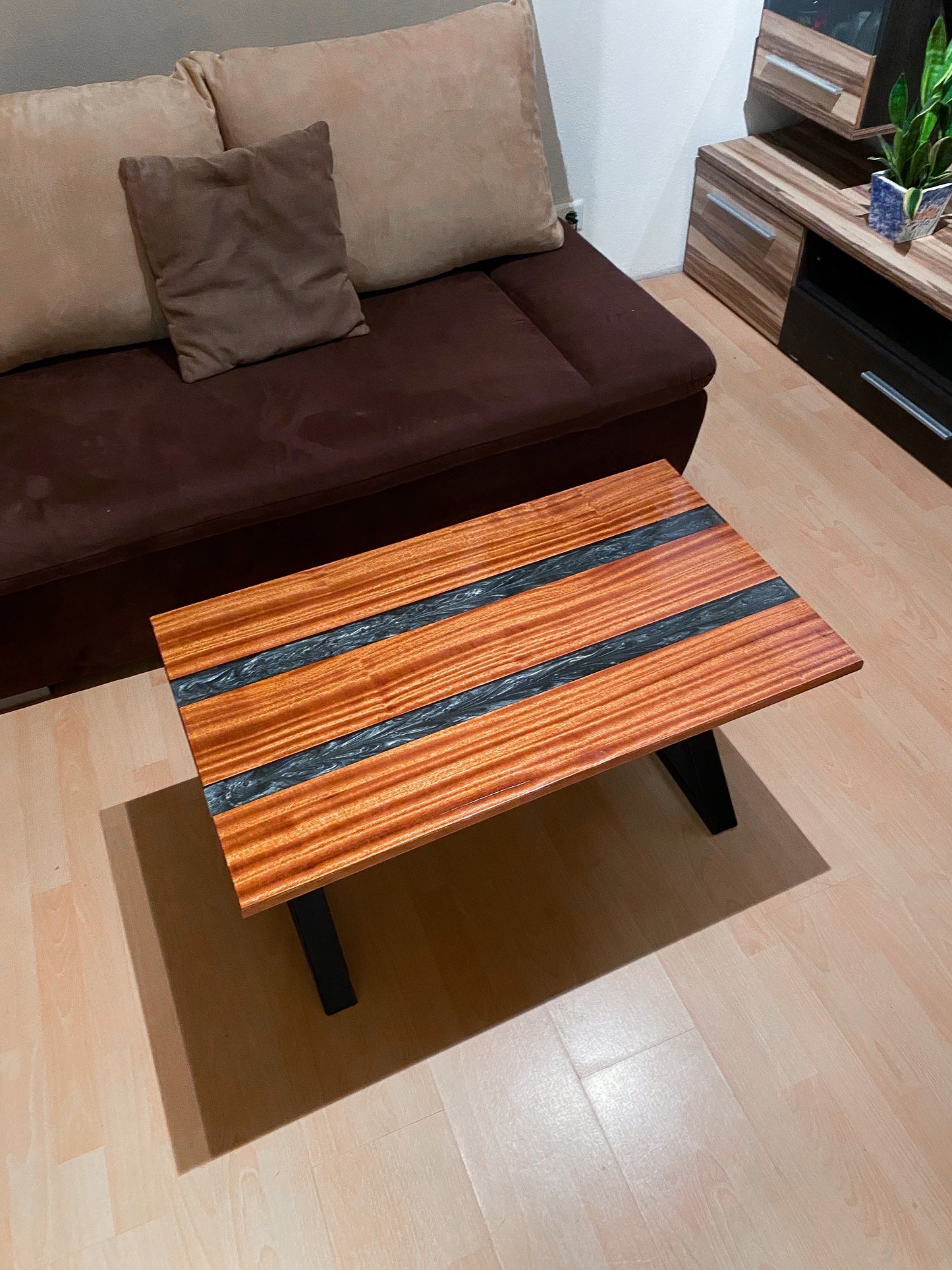 Couchtisch aus Epoxidharz und Mahagoni Holz