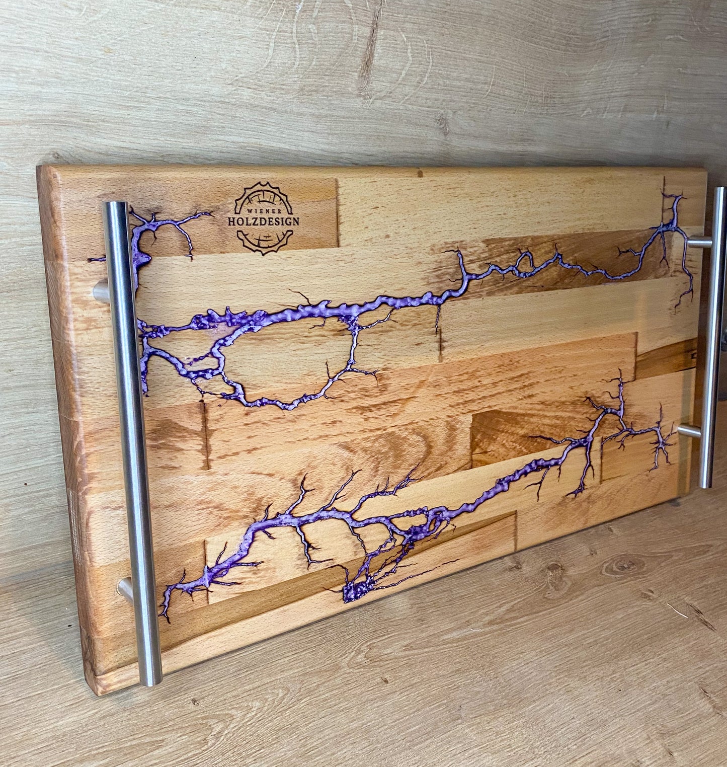 Serviertablett aus massivem Buchenholz mit Lichtenbergfiguren & Epoxidharz