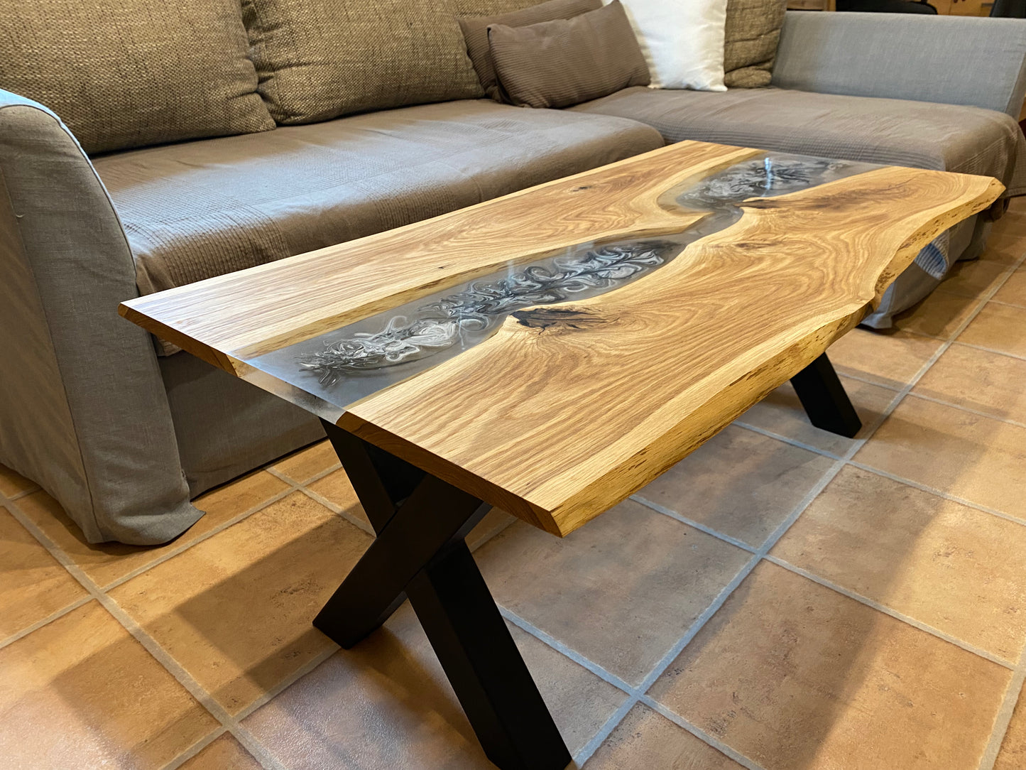 Couchtisch aus massiver Eiche mit transparentem Epoxidharzmuster