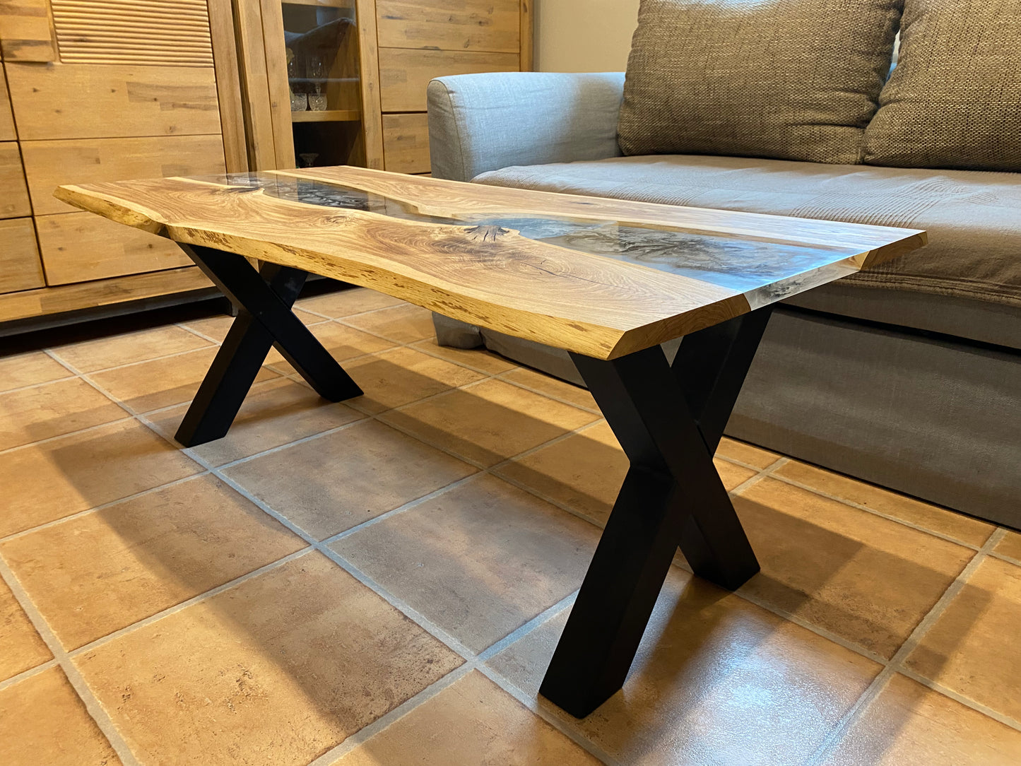 Couchtisch aus massiver Eiche mit transparentem Epoxidharzmuster