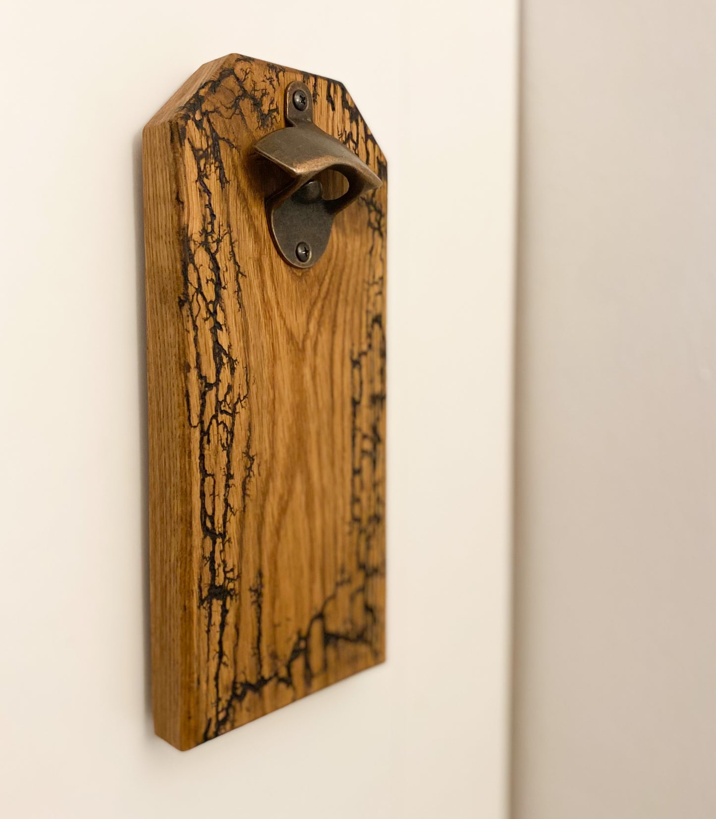 Flaschenöffner für die Wand mit Lichtenberg Figuren Magnetisch