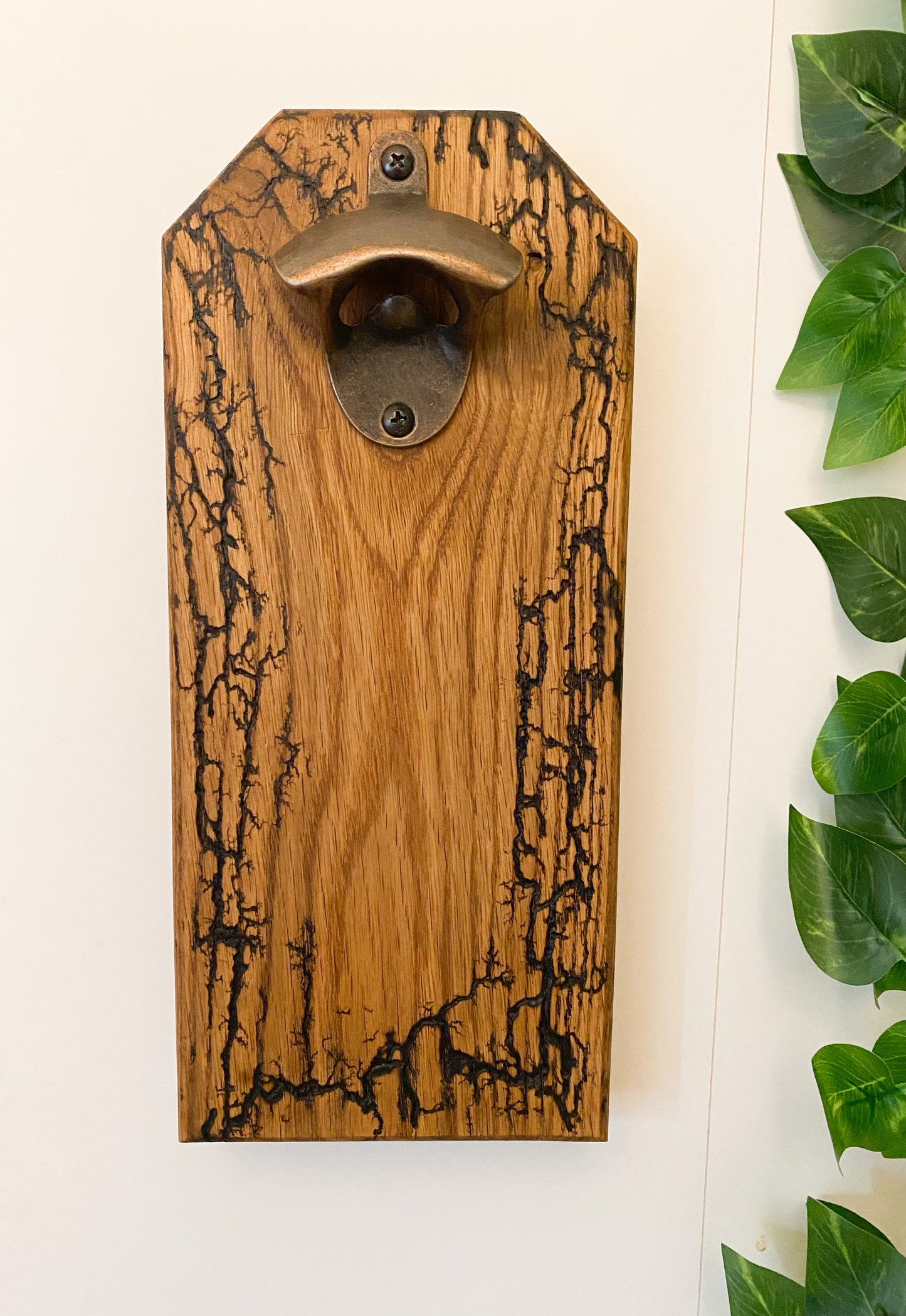 Flaschenöffner für die Wand mit Lichtenberg Figuren Magnetisch