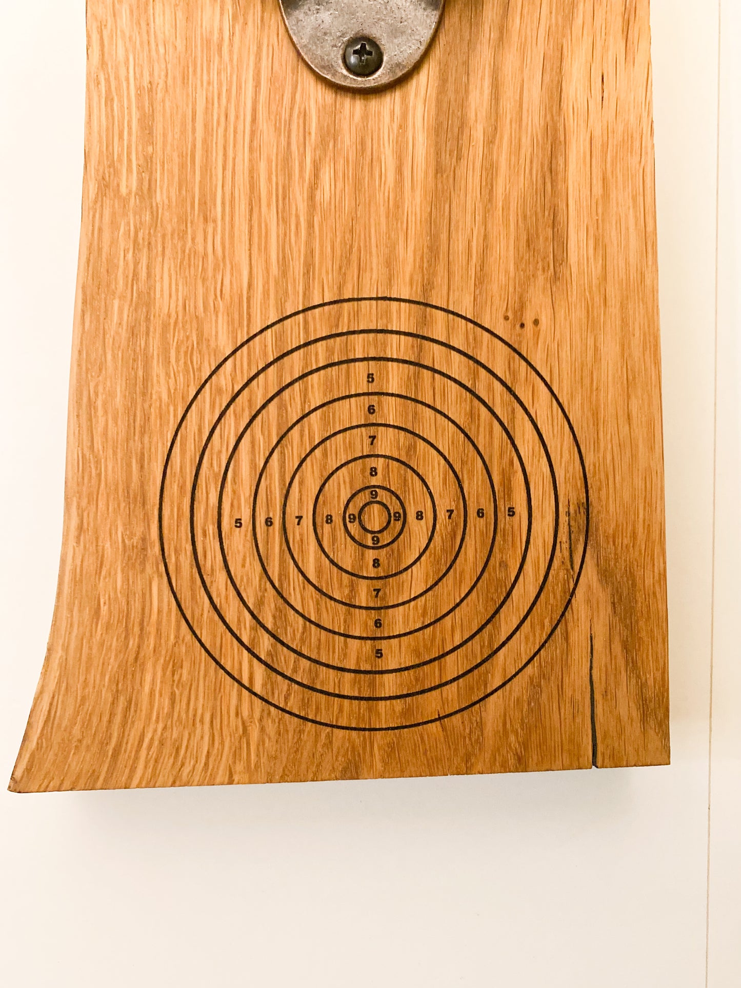 Flaschenöffner aus massiver Eiche für die Wand Magnetisch mit Zielscheibe