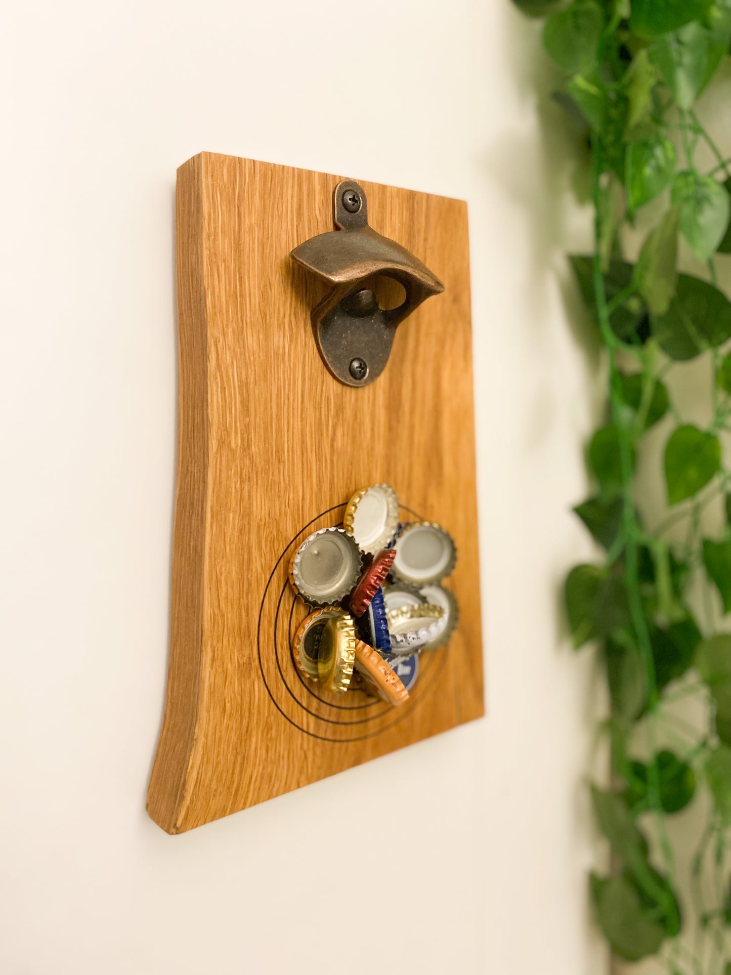 Flaschenöffner aus massiver Eiche für die Wand Magnetisch mit Zielscheibe