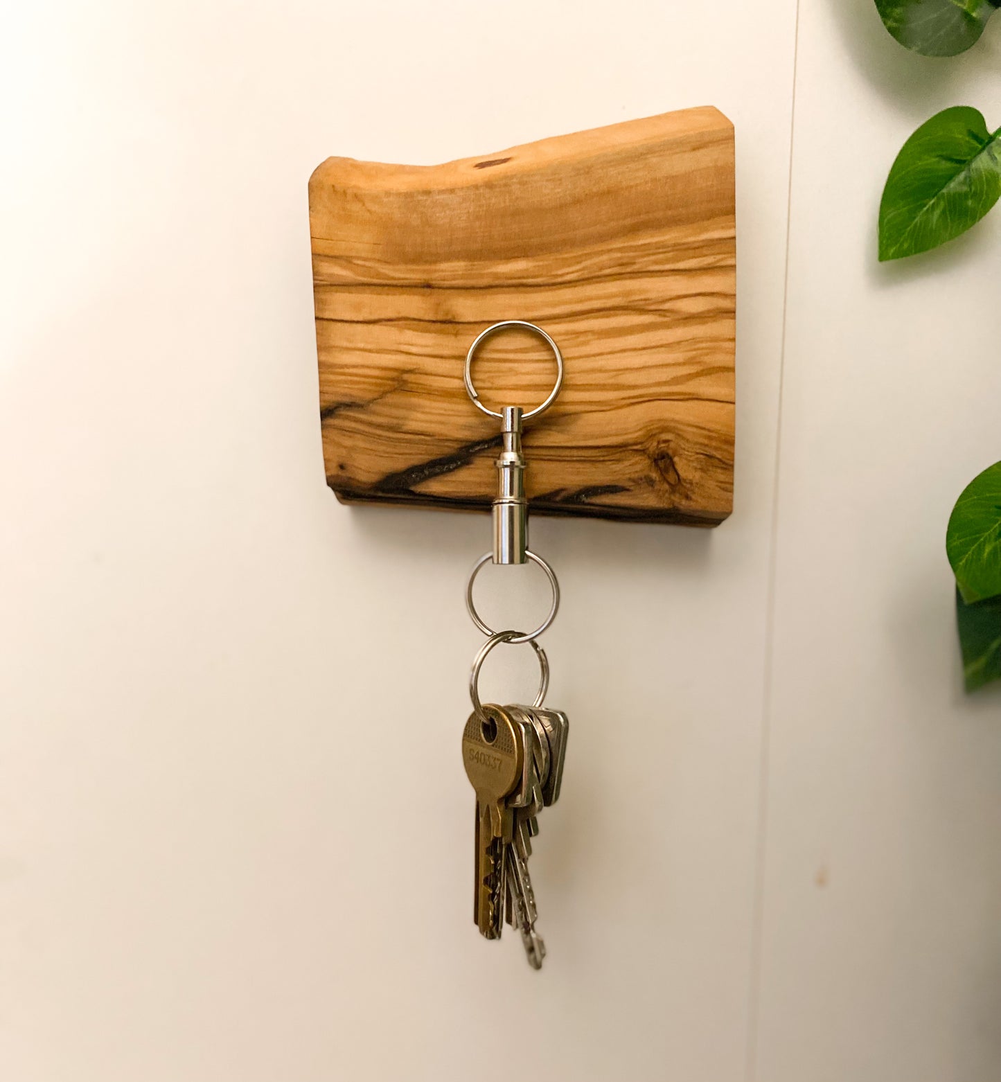 Magnetischer Schlüsselhalter für die Wand aus Olivenholz