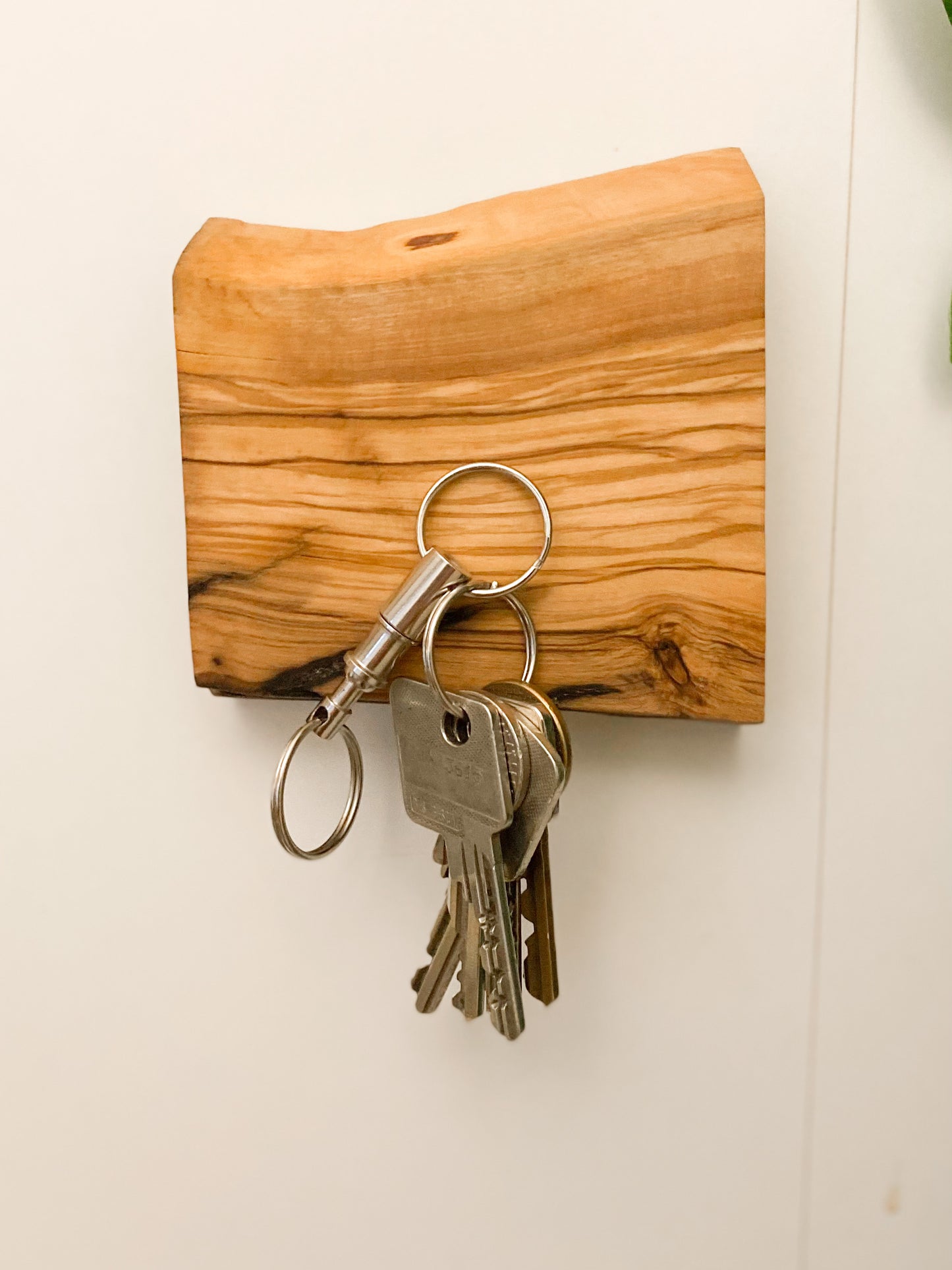 Magnetischer Schlüsselhalter für die Wand aus Olivenholz