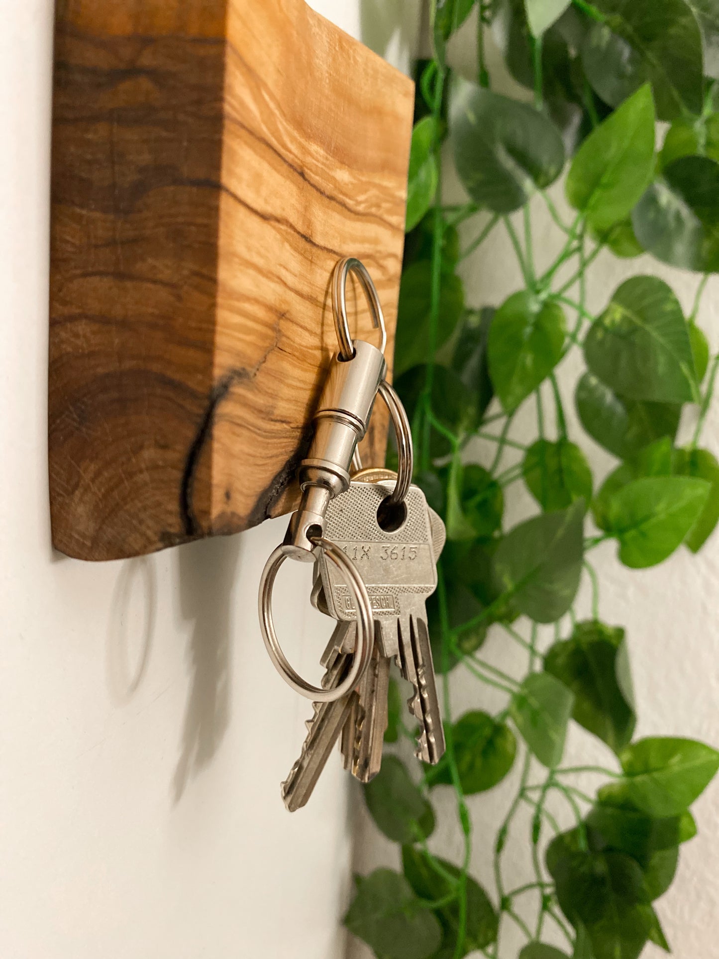 Magnetischer Schlüsselhalter für die Wand aus Olivenholz