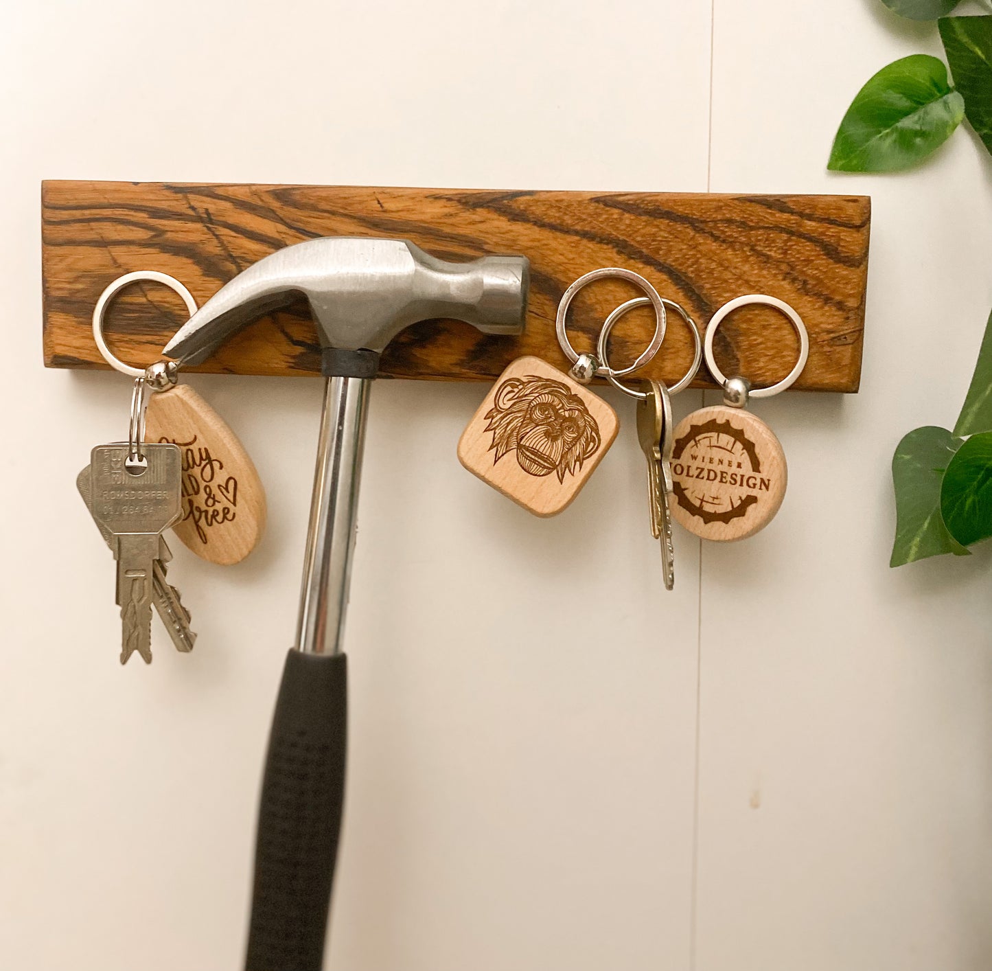 Magnetischer Schlüsselhalter für die Wand aus Zebrano Holz
