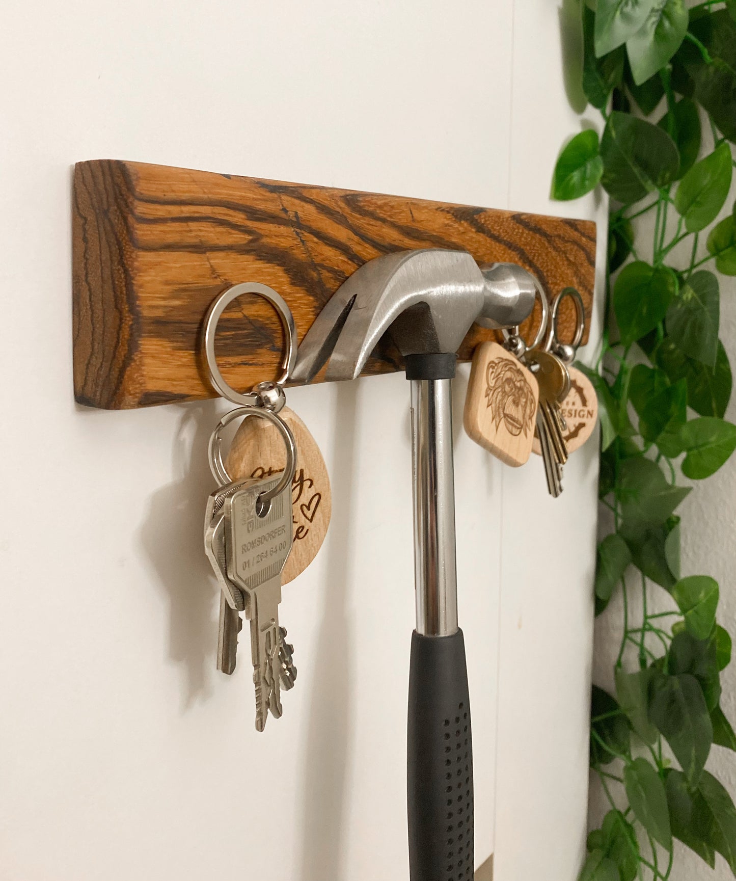 Magnetischer Schlüsselhalter für die Wand aus Zebrano Holz
