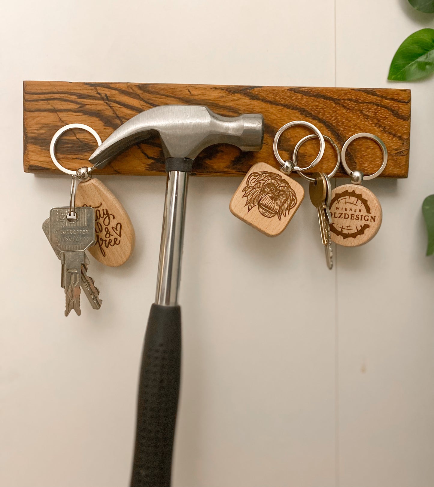 Magnetischer Schlüsselhalter für die Wand aus Zebrano Holz