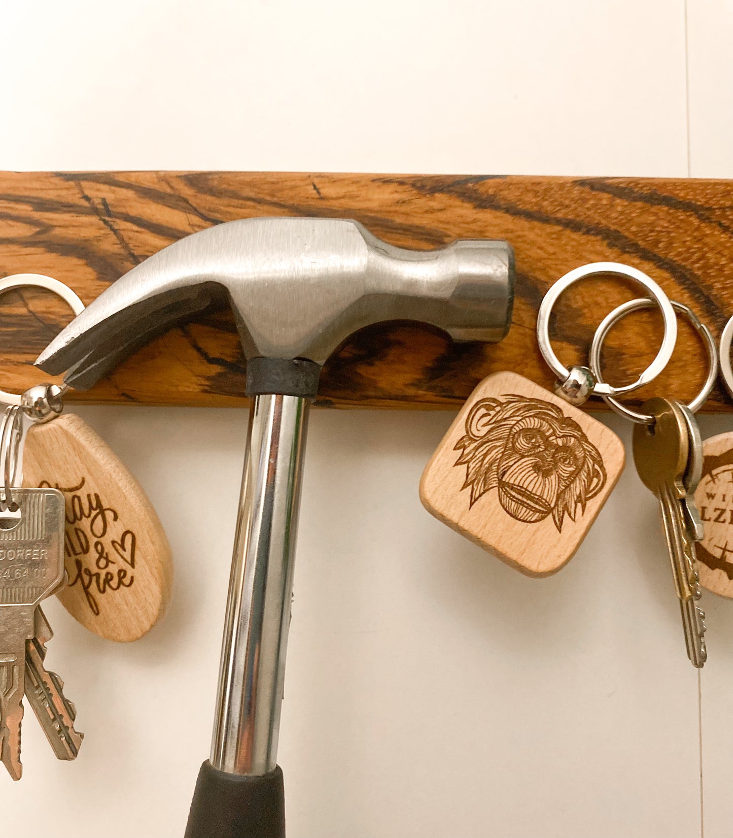 Magnetischer Schlüsselhalter für die Wand aus Zebrano Holz