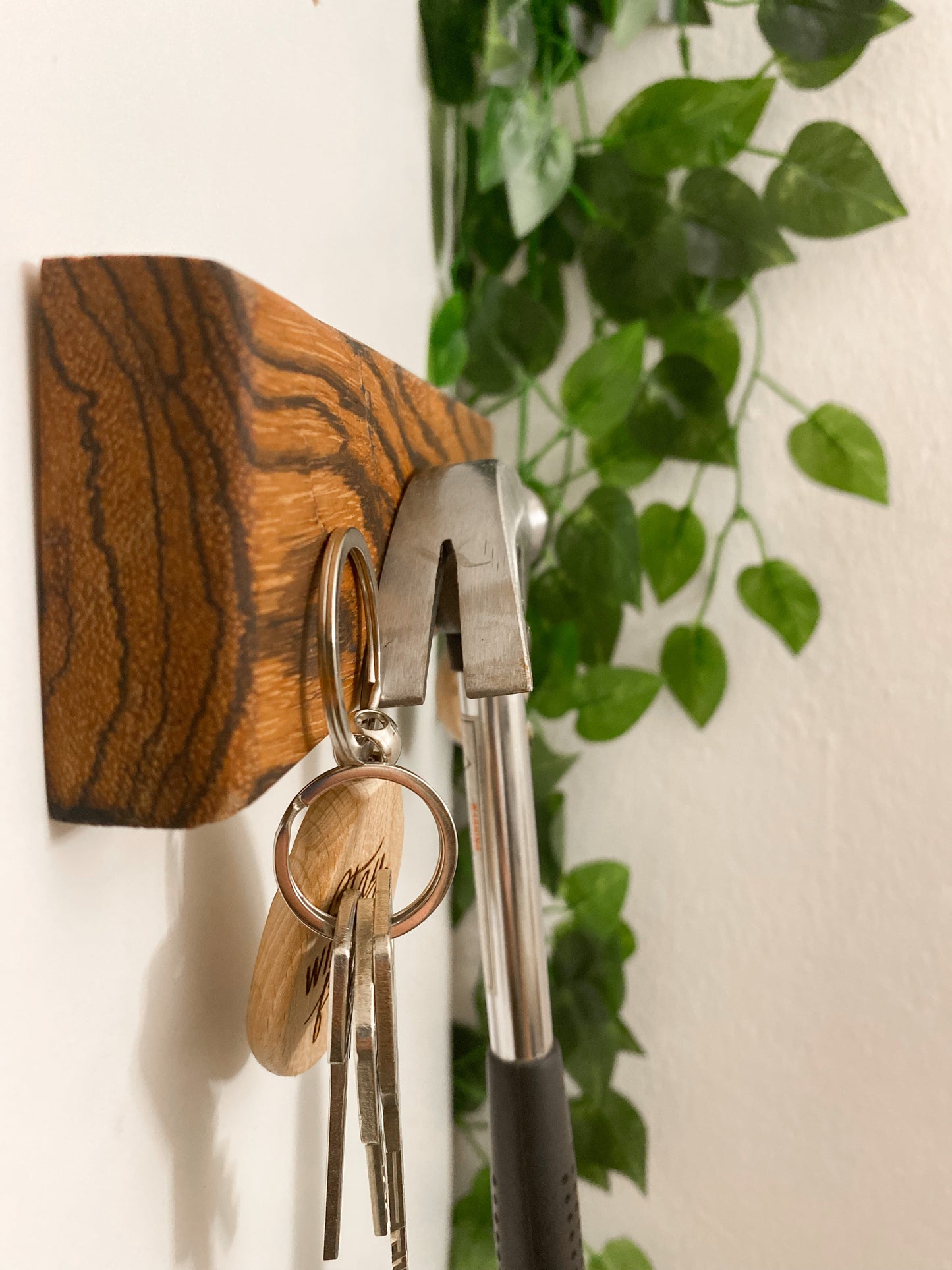 Magnetischer Schlüsselhalter für die Wand aus Zebrano Holz