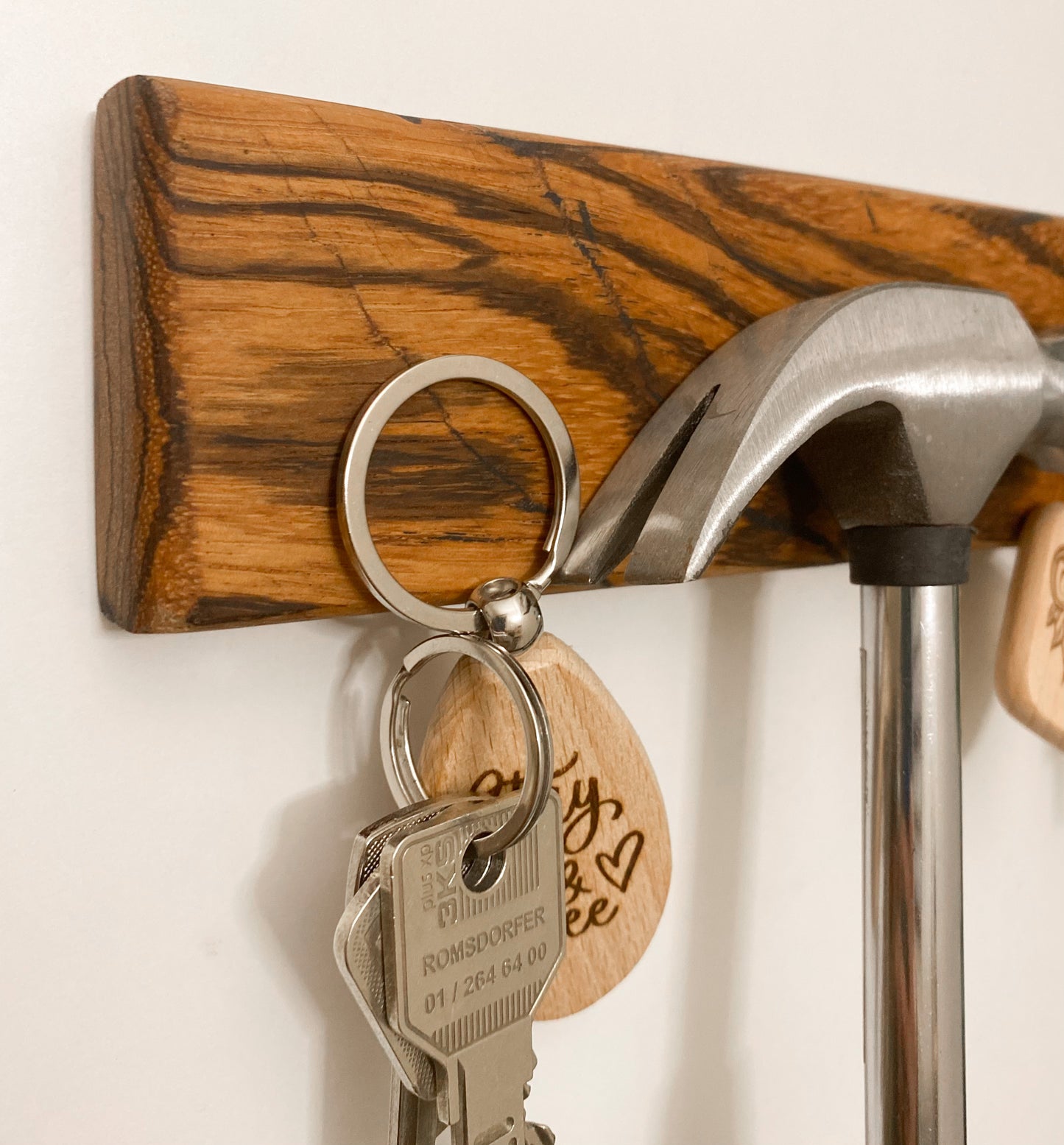 Magnetischer Schlüsselhalter für die Wand aus Zebrano Holz