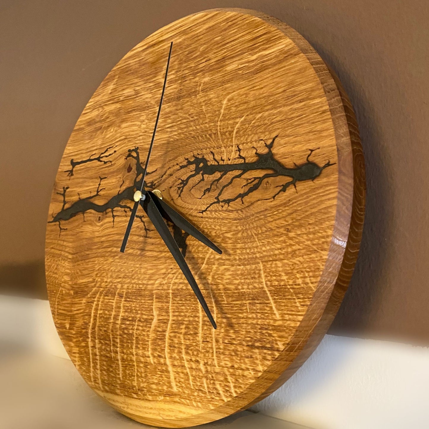 Holzuhr Eiche Lichtenberg Lichtenbergfigur Epoxidharz Woodclock