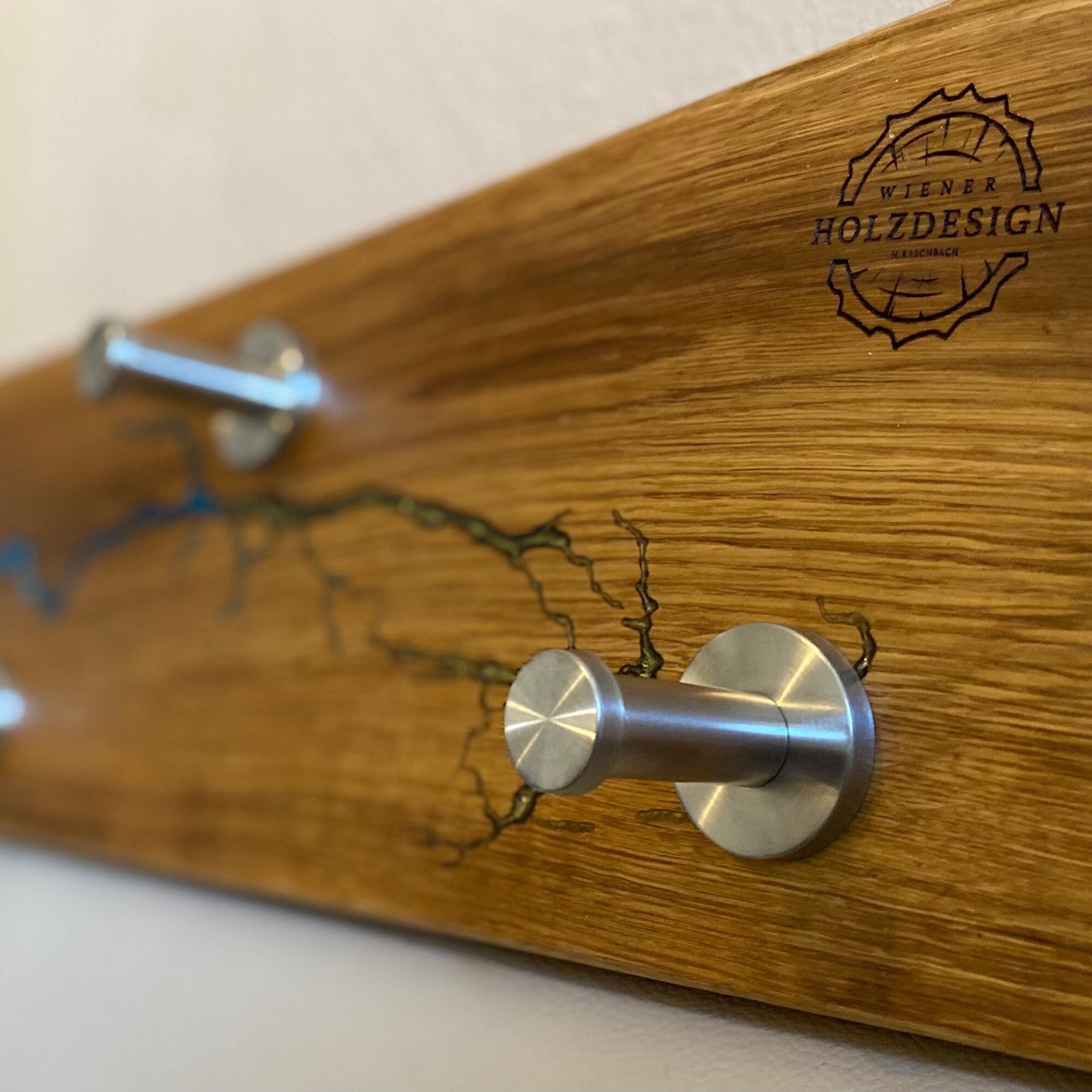 Wandgarderobe aus Eichenholz | Epoxidharz | Lichtenberg Figuren | Wandhaken | Garderobenhaken | Haken | Interior | interieur design