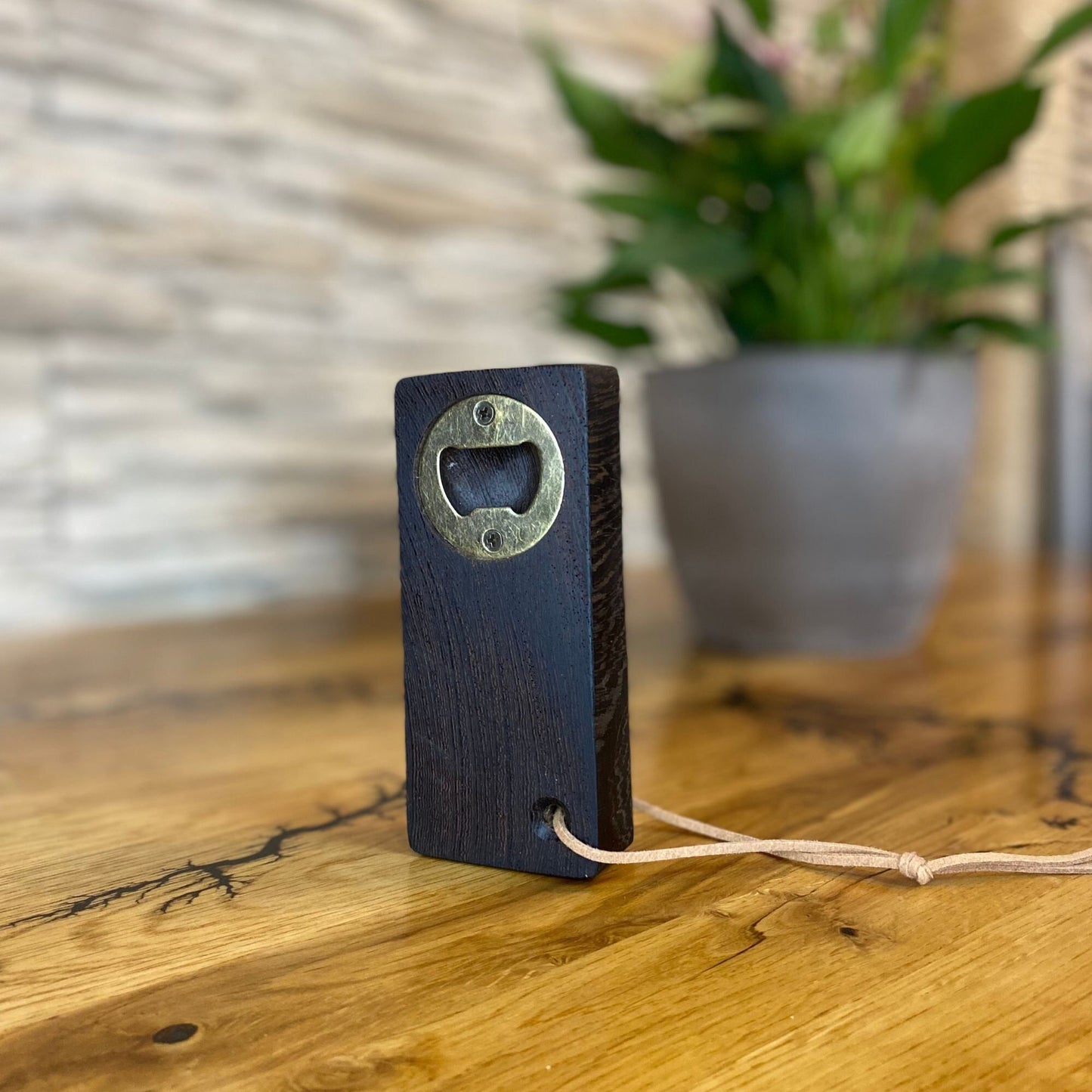 Einzigartiger Flaschenöffner aus Edelholz Wenge mit Lederband