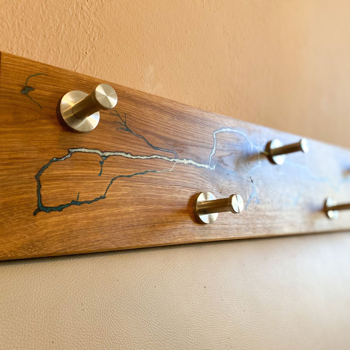 Wandgarderobe aus Eichenholz | Epoxidharz | Lichtenberg Figuren | Wandhaken | Garderobenhaken | Haken | Interior | interieur design