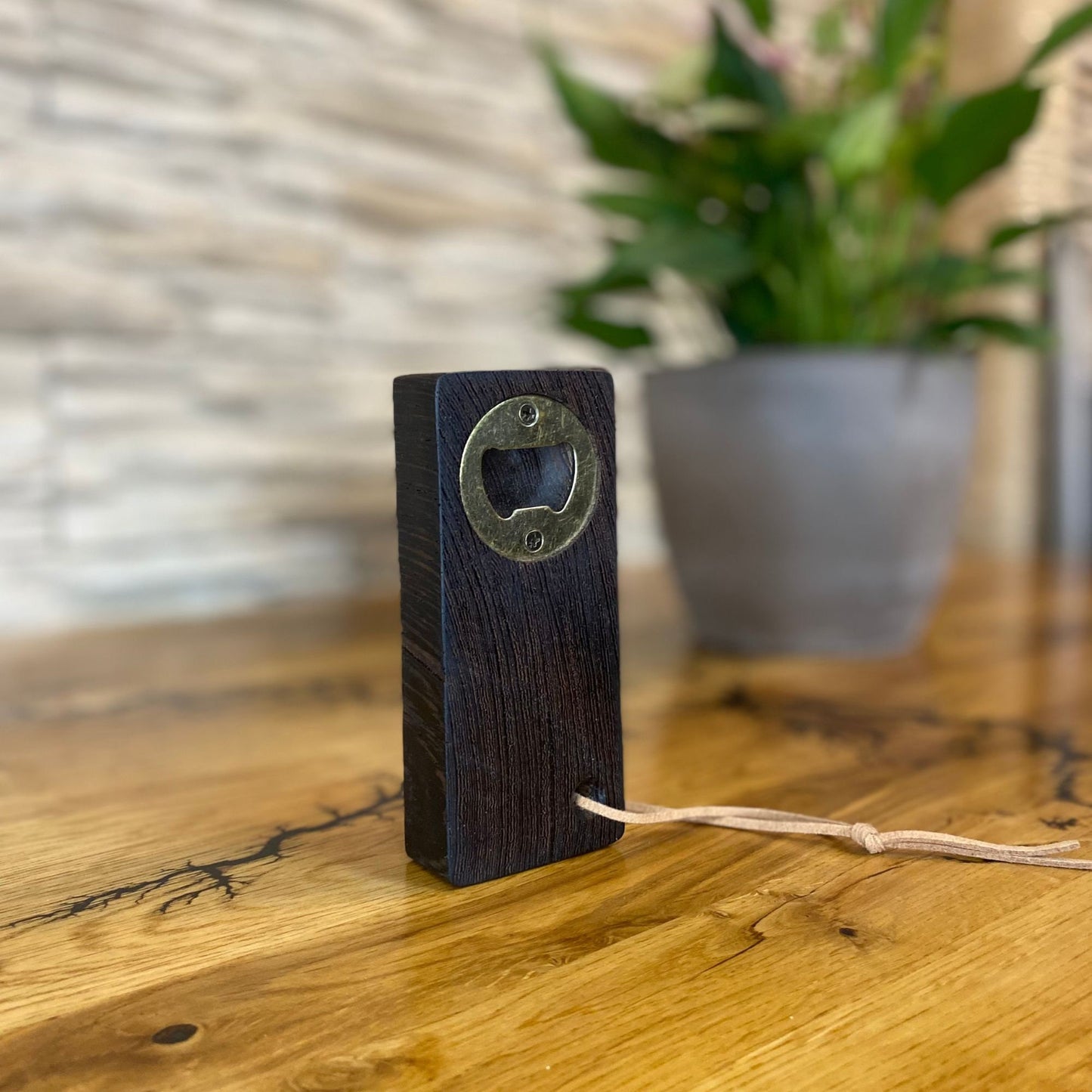 Einzigartiger Flaschenöffner aus Edelholz Wenge mit Lederband