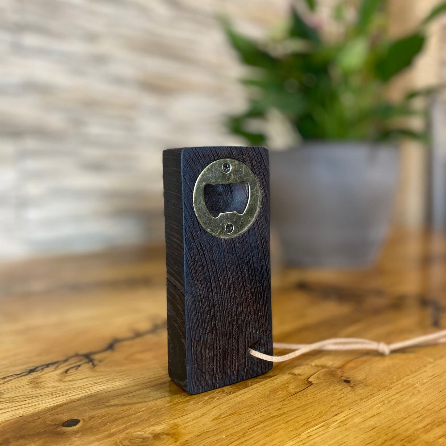 Einzigartiger Flaschenöffner aus Edelholz Wenge mit Lederband