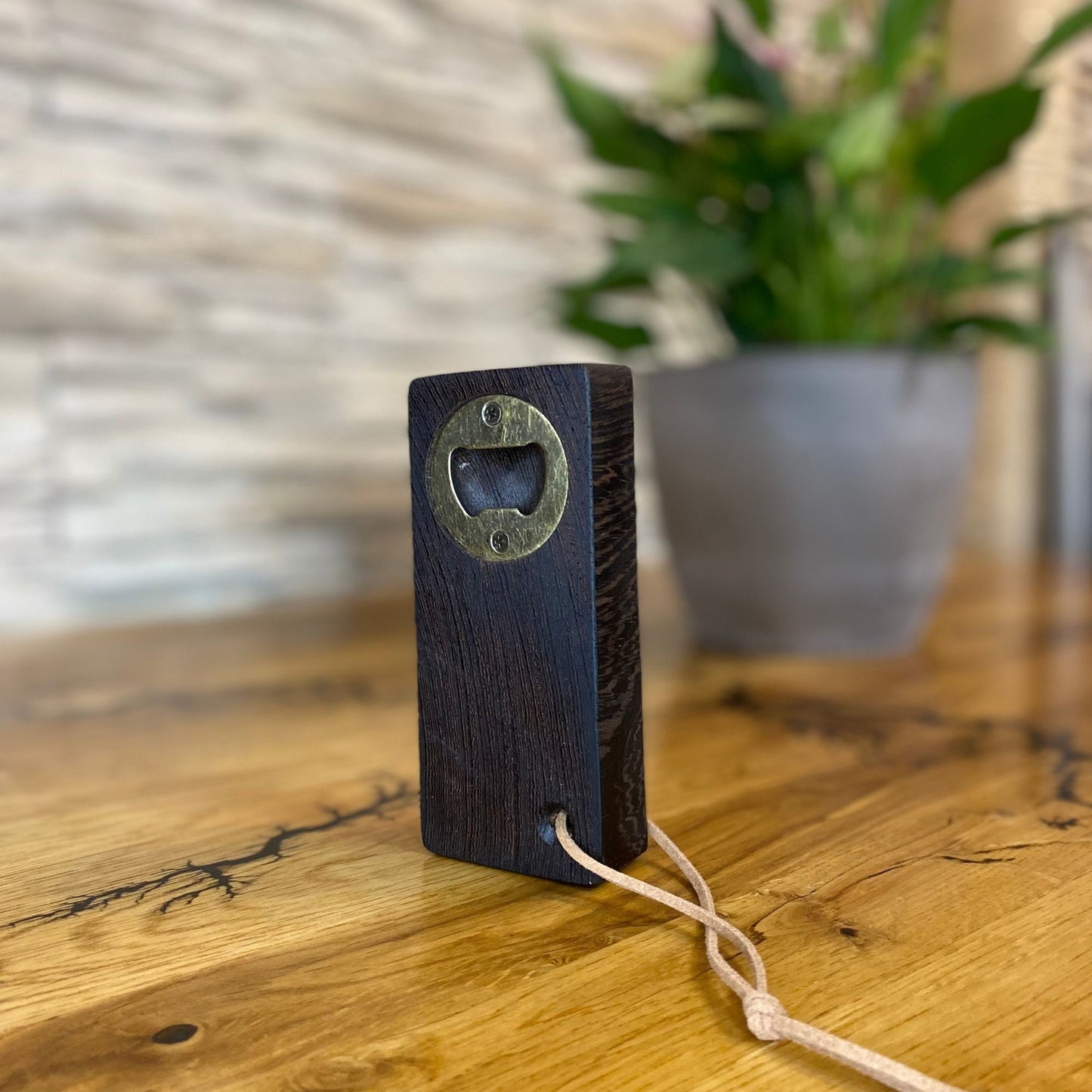 Einzigartiger Flaschenöffner aus Edelholz Wenge mit Lederband