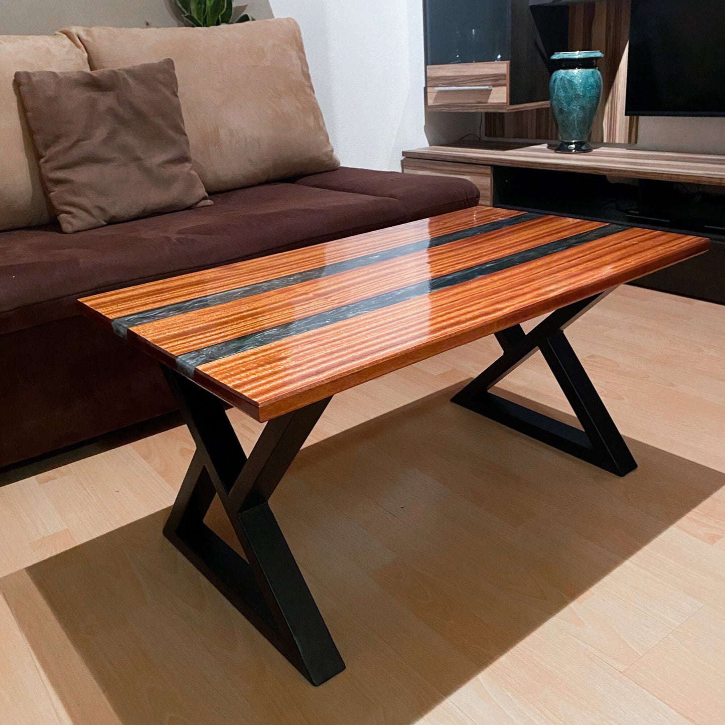 Mahagoni Holz | Epoxidharz Tisch | Rivertable | Epoxy Tisch| Designer Echtholztisch | Handgemachtes Möbelstück | Interior | Wohnzimmertisch