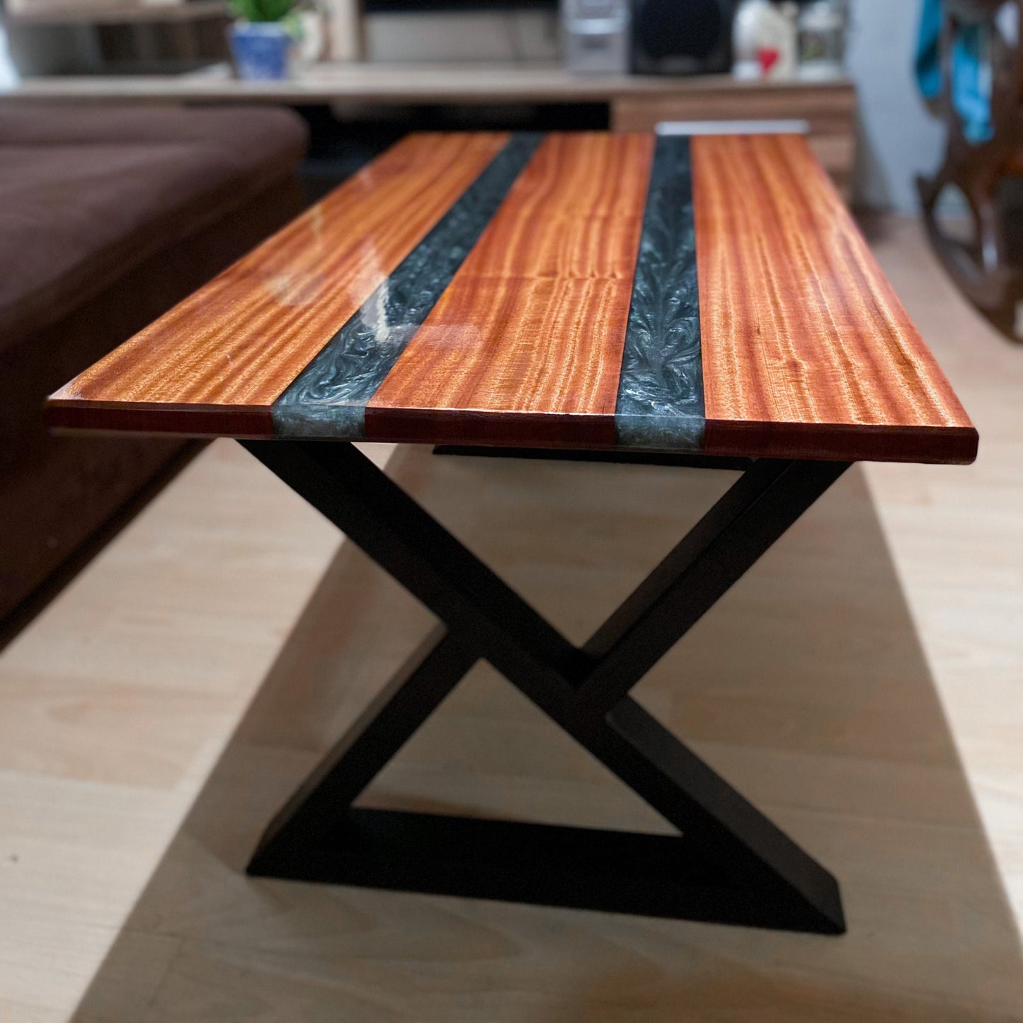 Mahagoni Holz | Epoxidharz Tisch | Rivertable | Epoxy Tisch| Designer Echtholztisch | Handgemachtes Möbelstück | Interior | Wohnzimmertisch