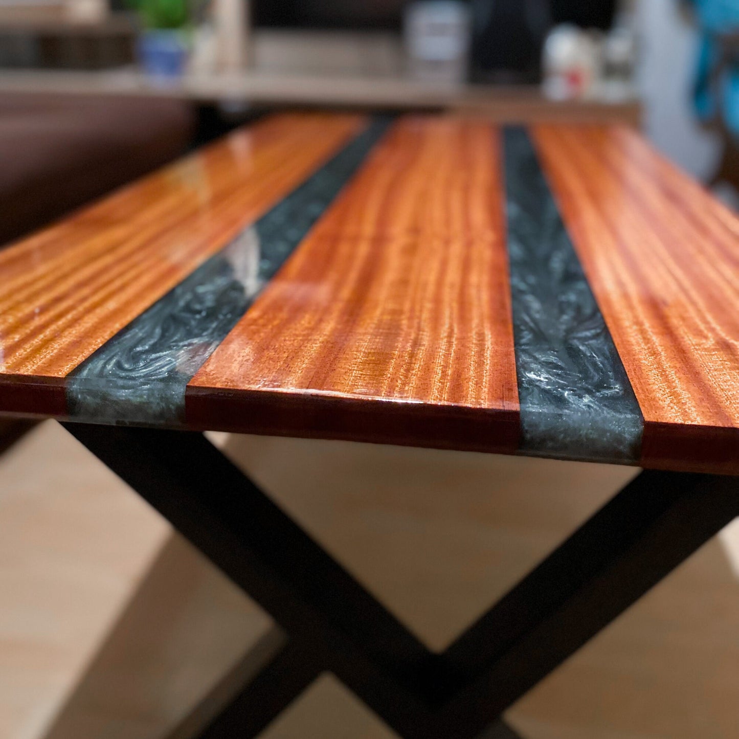 Mahagoni Holz | Epoxidharz Tisch | Rivertable | Epoxy Tisch| Designer Echtholztisch | Handgemachtes Möbelstück | Interior | Wohnzimmertisch