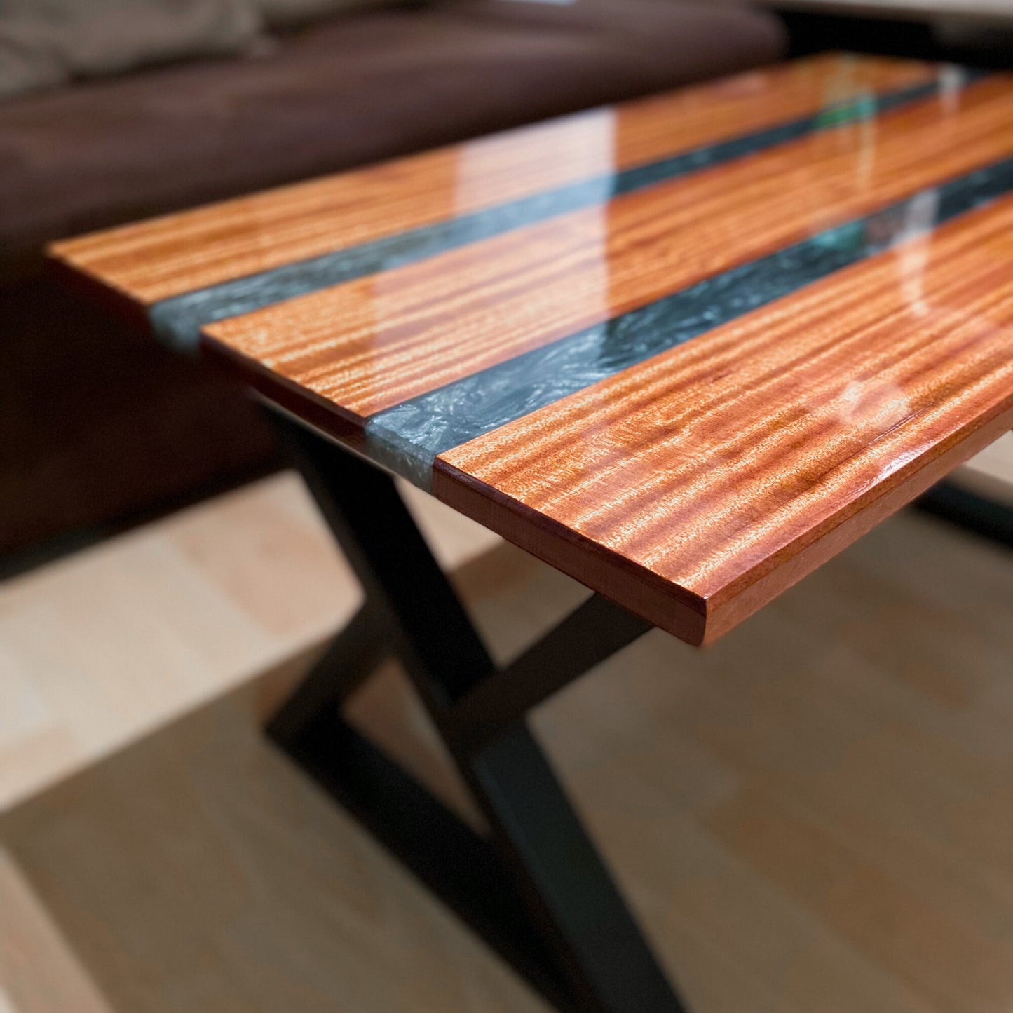 Mahagoni Holz | Epoxidharz Tisch | Rivertable | Epoxy Tisch| Designer Echtholztisch | Handgemachtes Möbelstück | Interior | Wohnzimmertisch