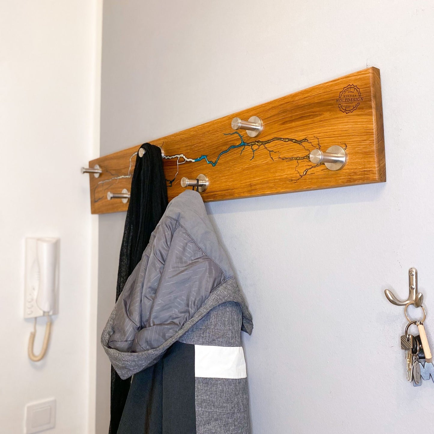 Wandgarderobe aus Eichenholz | Epoxidharz | Lichtenberg Figuren | Wandhaken | Garderobenhaken | Haken | Interior | interieur design
