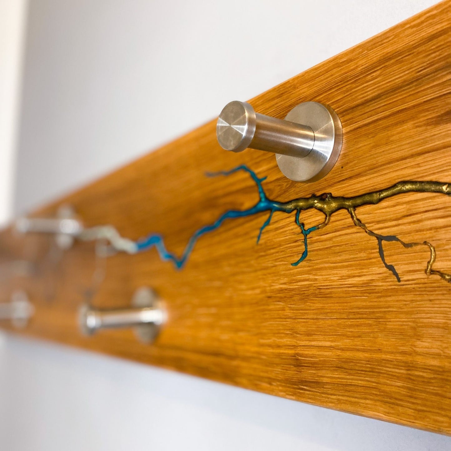 Wandgarderobe aus Eichenholz | Epoxidharz | Lichtenberg Figuren | Wandhaken | Garderobenhaken | Haken | Interior | interieur design