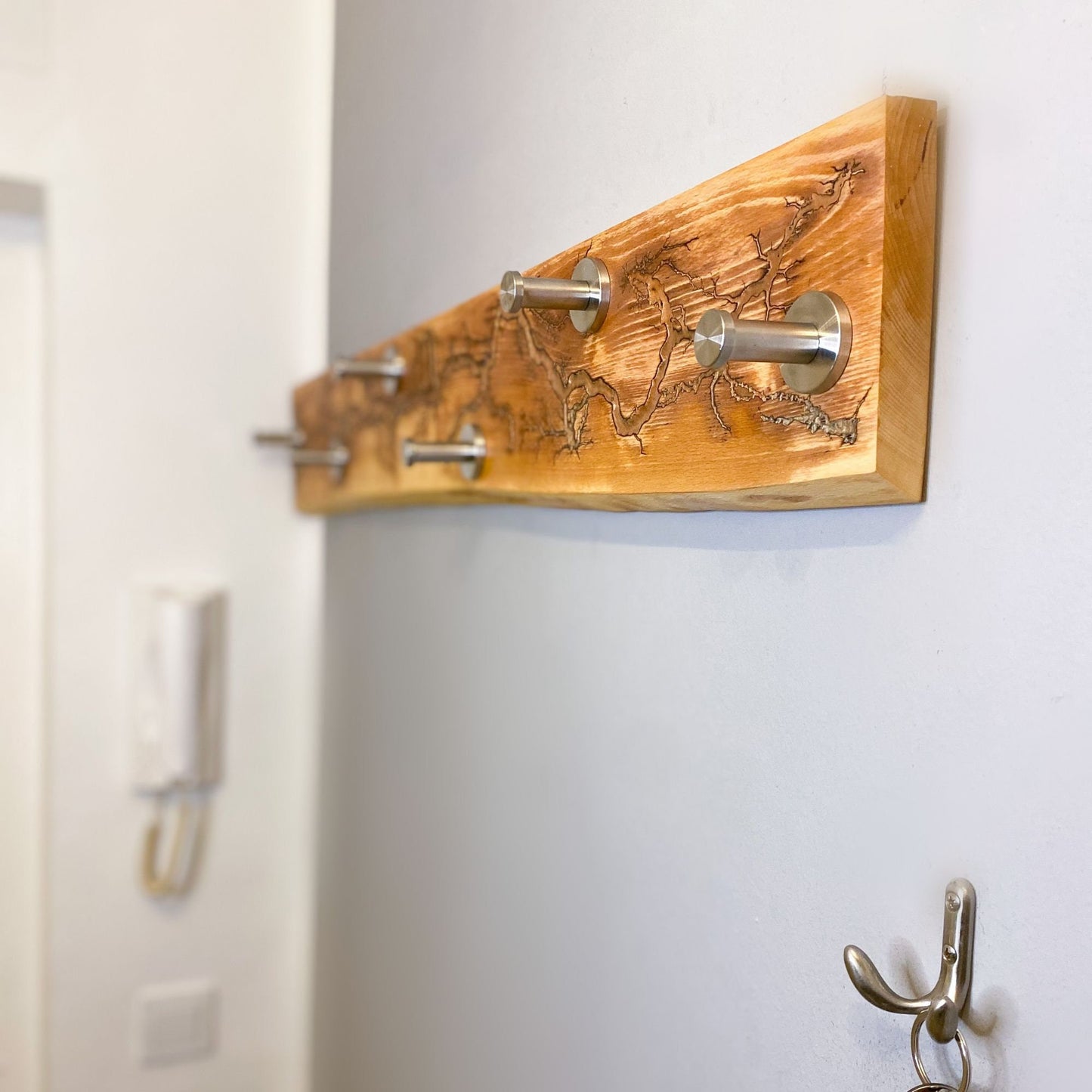 Wandgarderobe | gestockte Buche | Lichtenberg Figuren | Epoxidharz | Garderobe Holz | Geschenk | Design Ideen