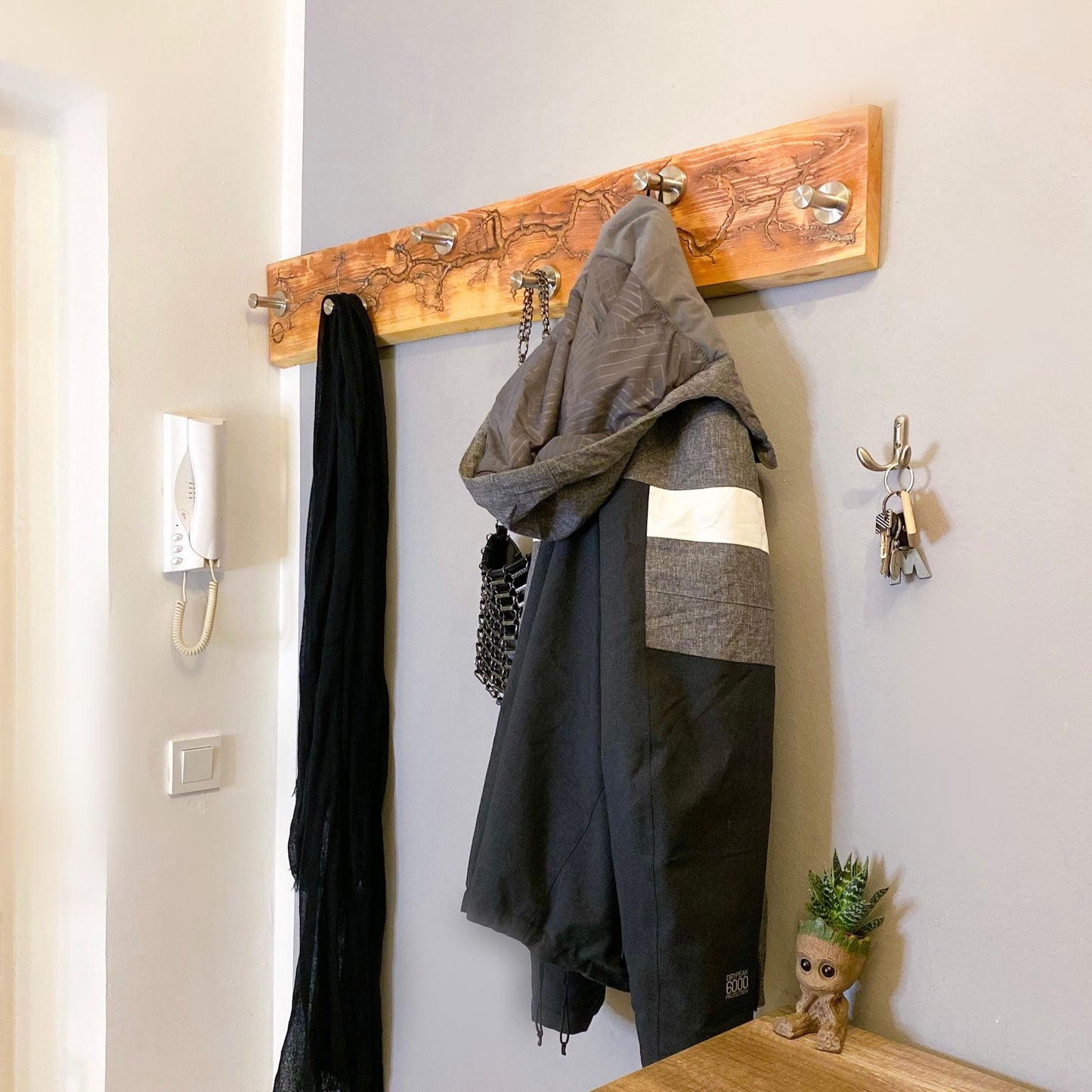 Wandgarderobe | gestockte Buche | Lichtenberg Figuren | Epoxidharz | Garderobe Holz | Geschenk | Design Ideen