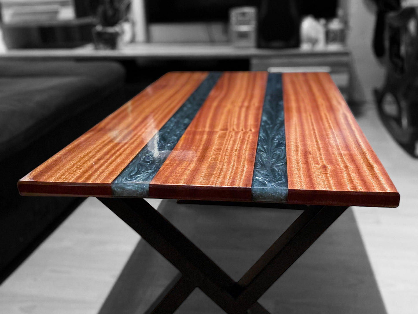 Mahagoni Holz | Epoxidharz Tisch | Rivertable | Epoxy Tisch| Designer Echtholztisch | Handgemachtes Möbelstück | Interior | Wohnzimmertisch