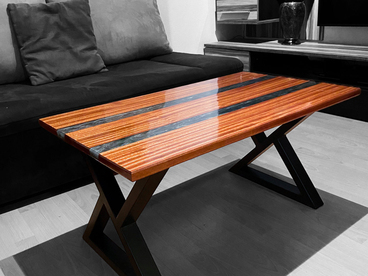 Mahagoni Holz | Epoxidharz Tisch | Rivertable | Epoxy Tisch| Designer Echtholztisch | Handgemachtes Möbelstück | Interior | Wohnzimmertisch