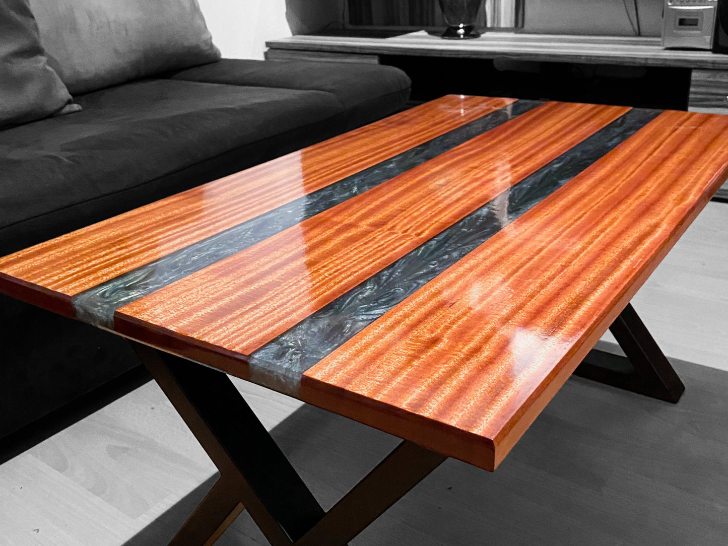 Mahagoni Holz | Epoxidharz Tisch | Rivertable | Epoxy Tisch| Designer Echtholztisch | Handgemachtes Möbelstück | Interior | Wohnzimmertisch