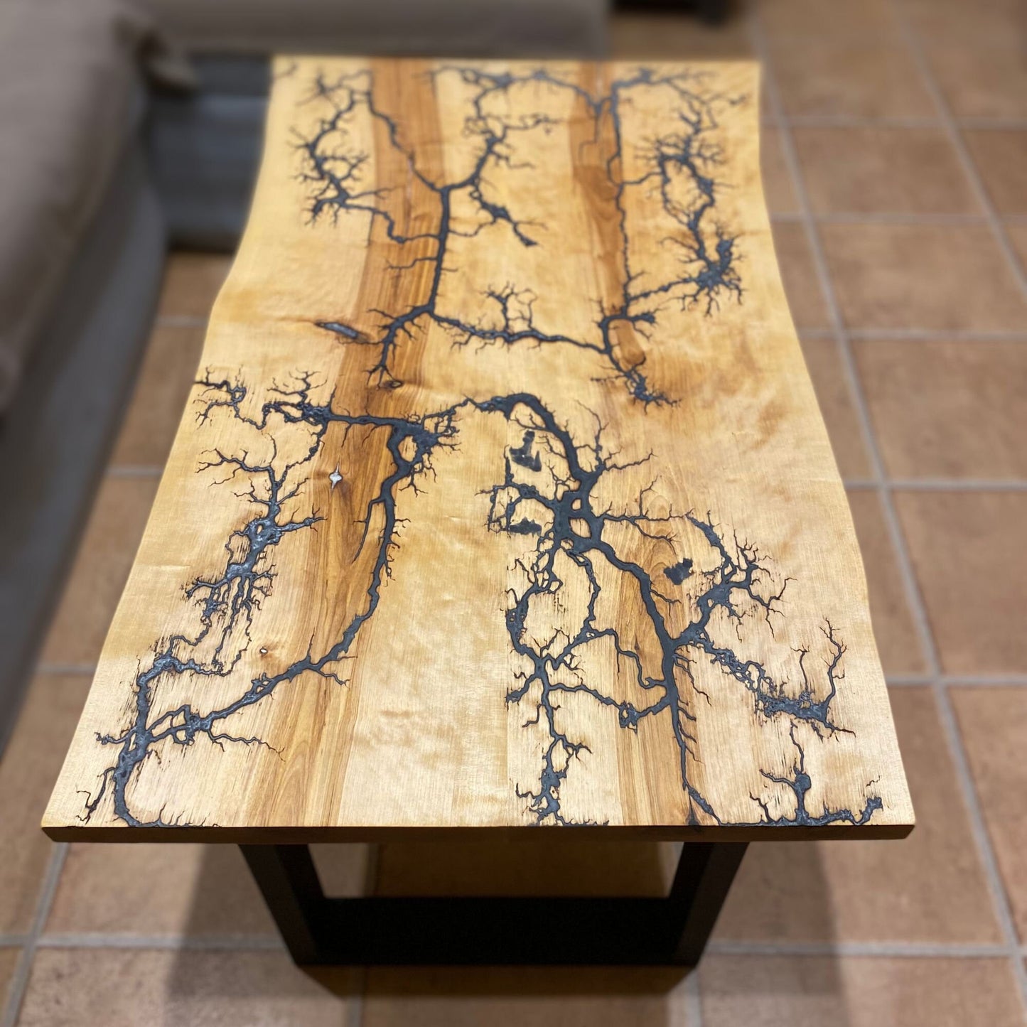 Birkenholztisch Baumkante Lichtenbergfiguren Epoxidharz Handgemacht | Rivertable Wohnzimmer Modern Furniture Couchtisch coffee table