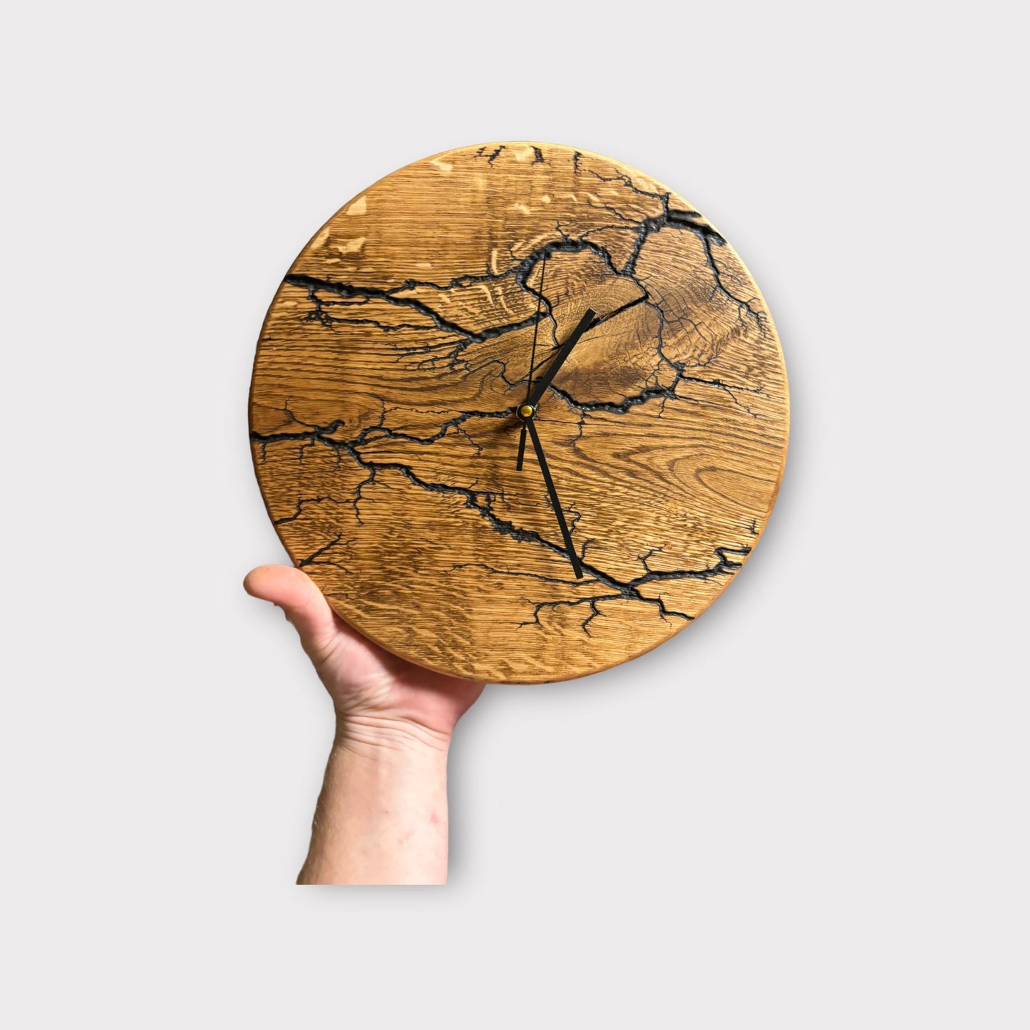 Handgefertigte Massivholz-Uhr mit Lichtenbergfiguren - Einzigartige Wanddeko aus Eichenholz