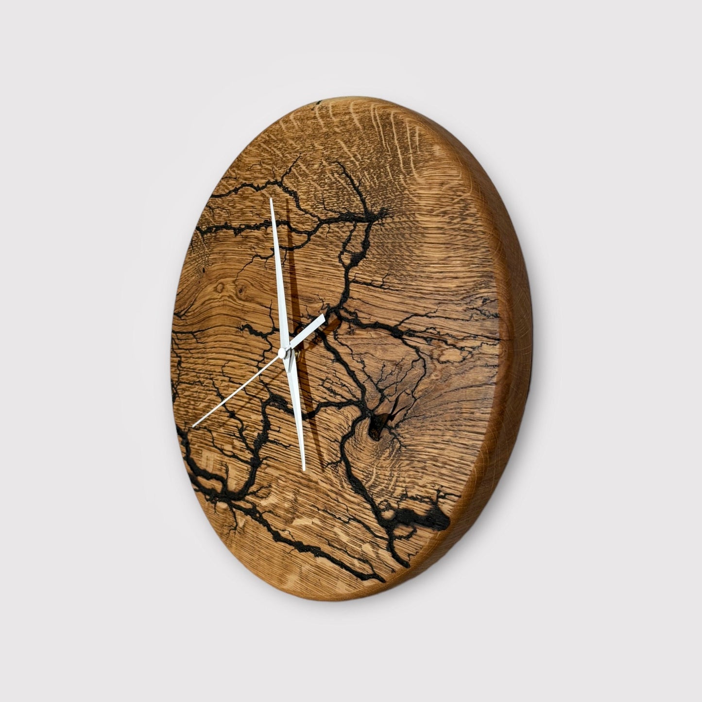 Handgefertigte Eichenholz-Wanduhr mit Lichtenbergfiguren-Massivholz Deko Unikat Woodenclock Blitze in Holz Wohnzimmer Einrichtung Wandkunst