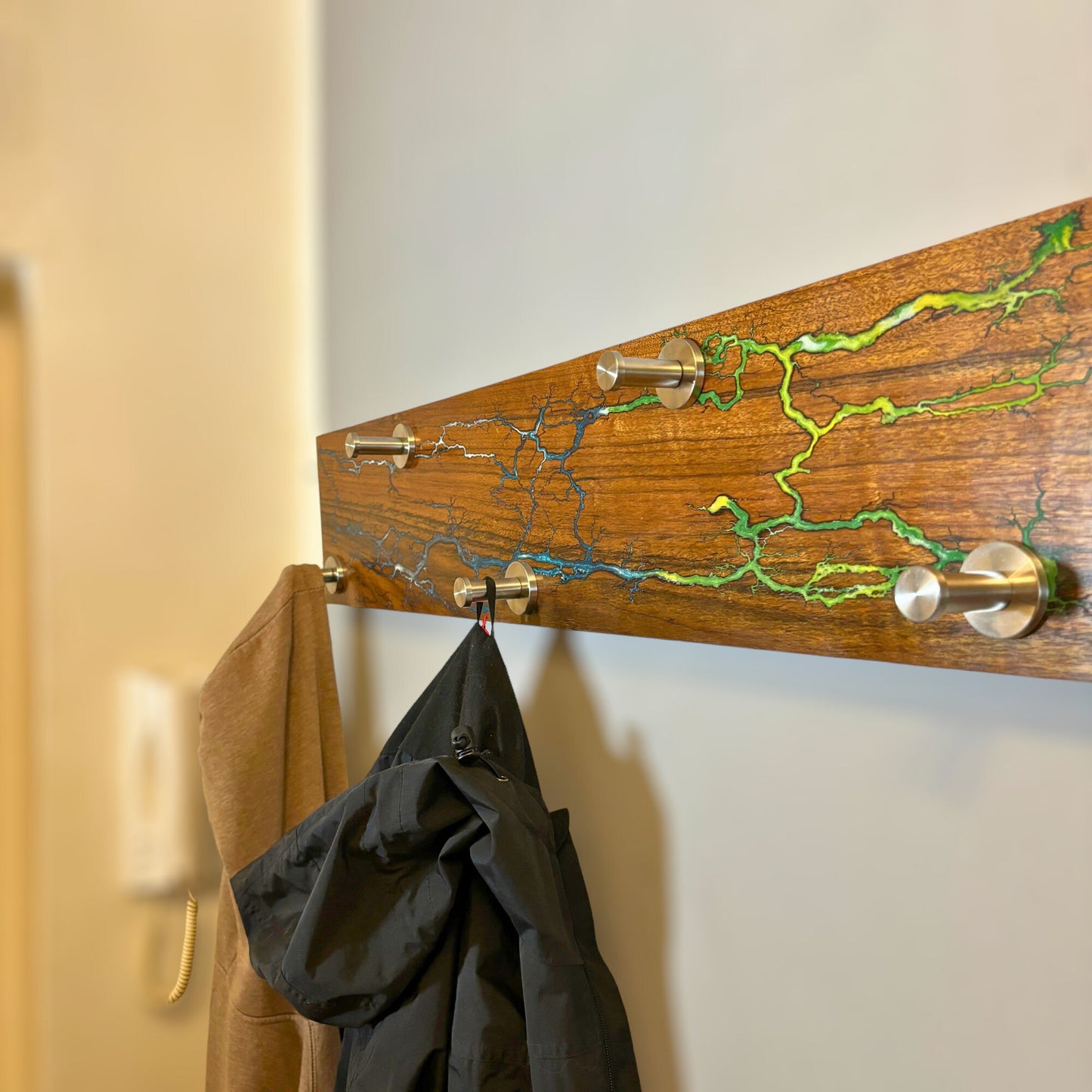Wandgarderobe Nussbaum mit Lichtenberg-Figuren und Epoxidharz - Einzigartige Holzgarderobe Einrichtung Design-Ideen Einzelstück Handmade