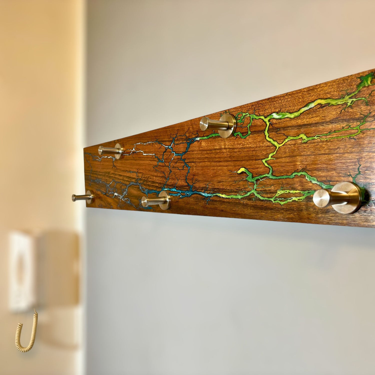 Wandgarderobe aus Nussholz, verziert mit eingebrannten Lichtenbergfiguren, die mit Epoxidharz ausgefüllt wurden und 5 Edelstahl Haken