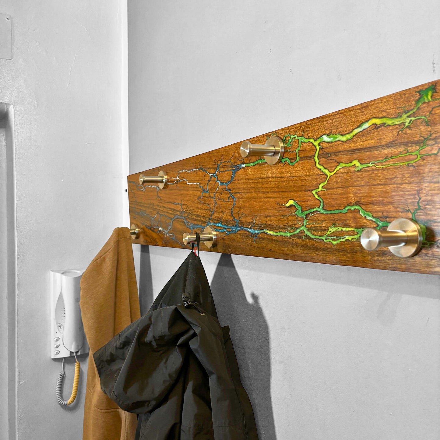 Wandgarderobe Nussbaum mit Lichtenberg-Figuren und Epoxidharz - Einzigartige Holzgarderobe Einrichtung Design-Ideen Einzelstück Handmade
