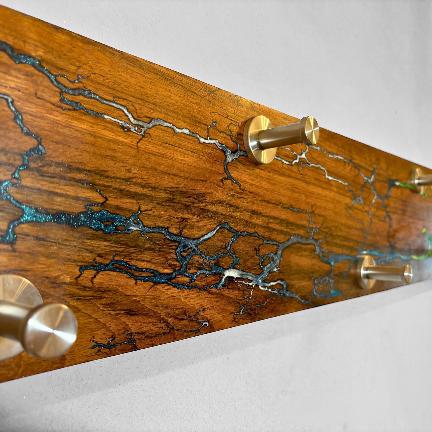 Wandgarderobe Nussbaum mit Lichtenberg-Figuren und Epoxidharz - Einzigartige Holzgarderobe Einrichtung Design-Ideen Einzelstück Handmade