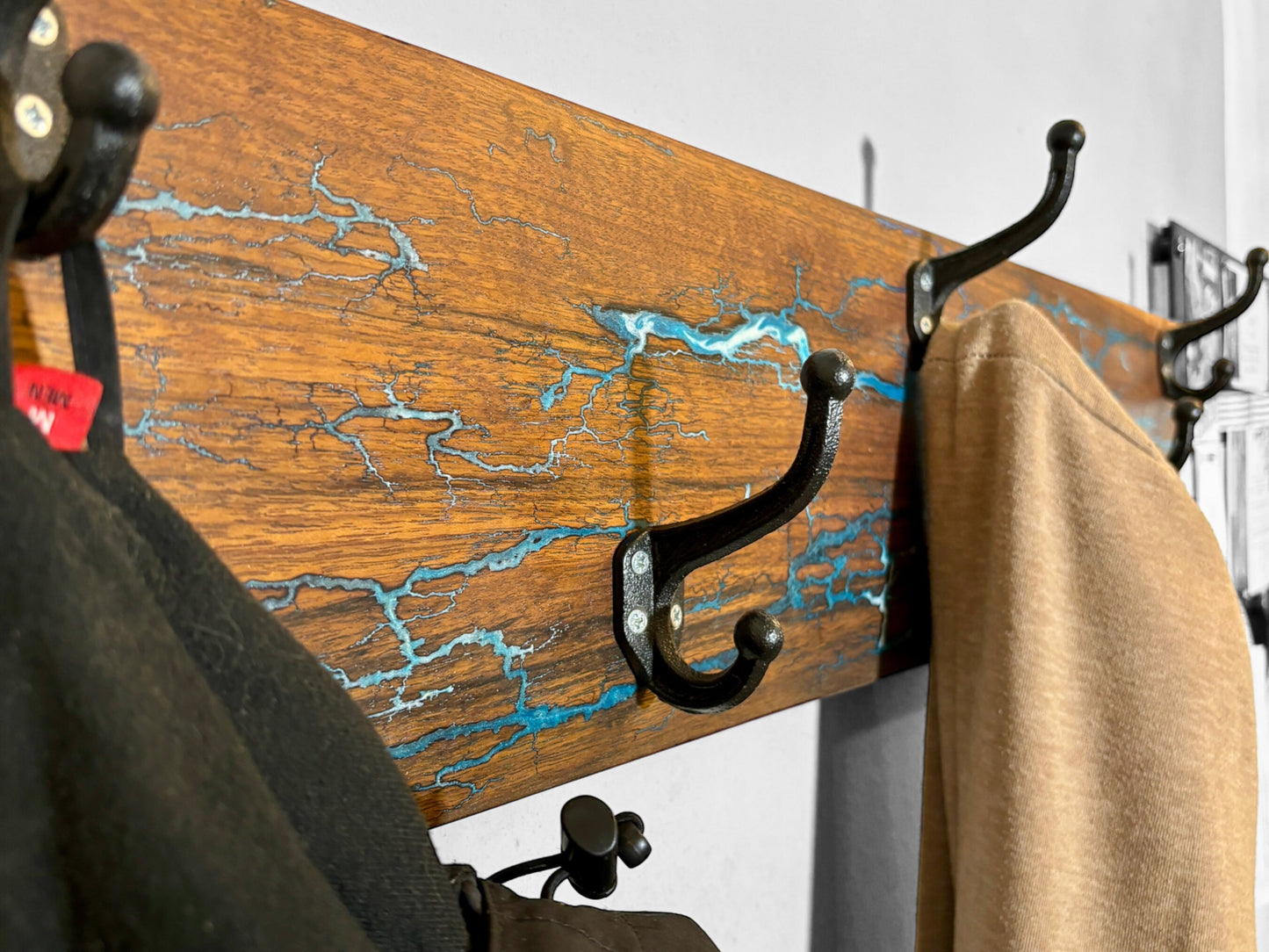 Wandgarderobe aus Nussholz mit Lichtenberg-Figuren und Epoxidharz - Exklusive Holzgarderobe Einrichtung Design-Ideen Einzelstück Handmade