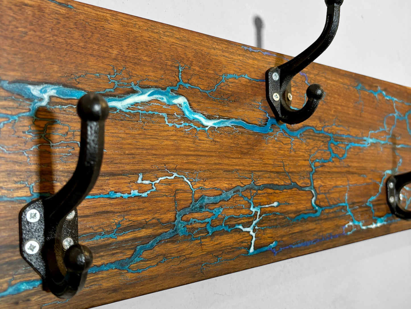 Wandgarderobe aus Nussholz mit Lichtenberg-Figuren und Epoxidharz - Exklusive Holzgarderobe Einrichtung Design-Ideen Einzelstück Handmade