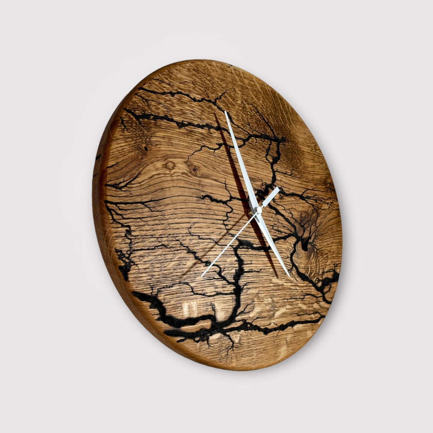 Handgefertigte Eichenholz-Wanduhr mit Lichtenbergfiguren-Massivholz Deko Unikat Woodenclock Blitze in Holz Wohnzimmer Einrichtung Wandkunst