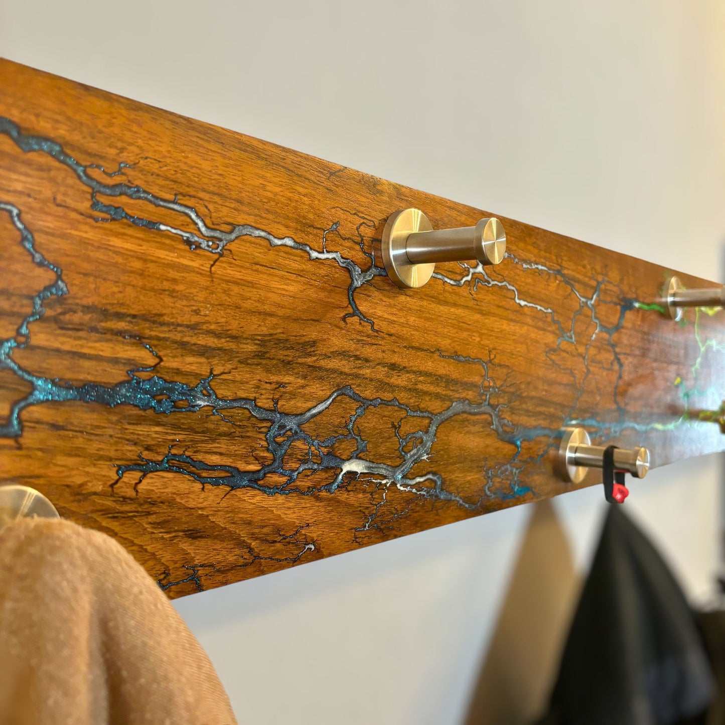 Wandgarderobe Nussbaum mit Lichtenberg-Figuren und Epoxidharz - Einzigartige Holzgarderobe Einrichtung Design-Ideen Einzelstück Handmade