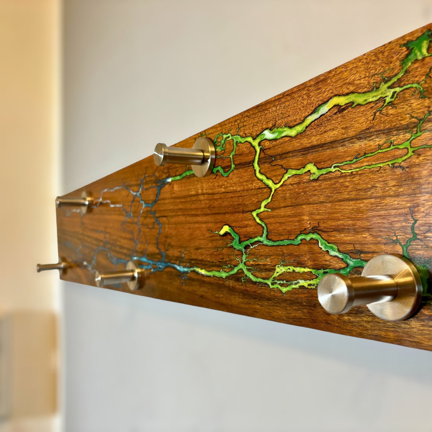 Wandgarderobe Nussbaum mit Lichtenberg-Figuren und Epoxidharz - Einzigartige Holzgarderobe Einrichtung Design-Ideen Einzelstück Handmade
